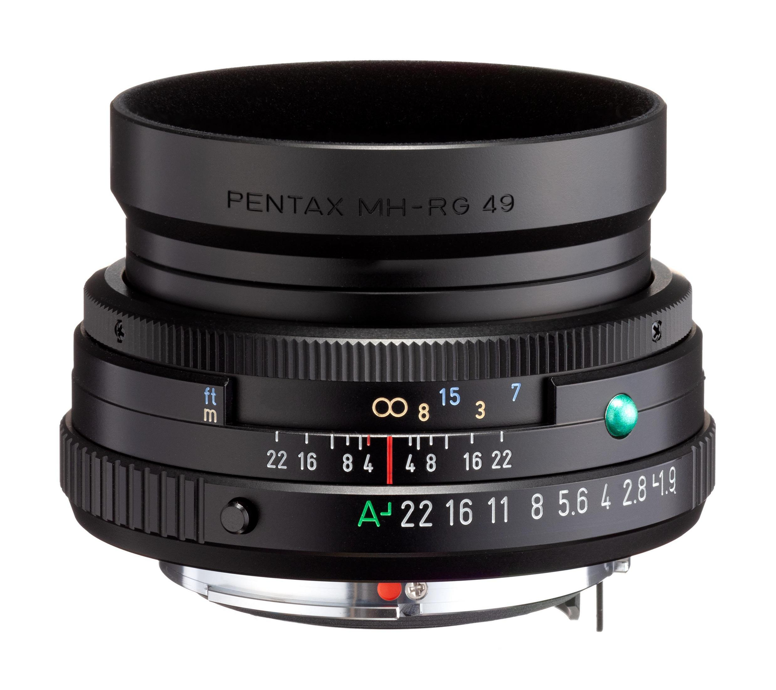 Ein schwarzes Kameraobjektiv mit Einstellungen, beschriftet PENTAX MH-RG 49, liegt auf einer weißen Oberfläche.