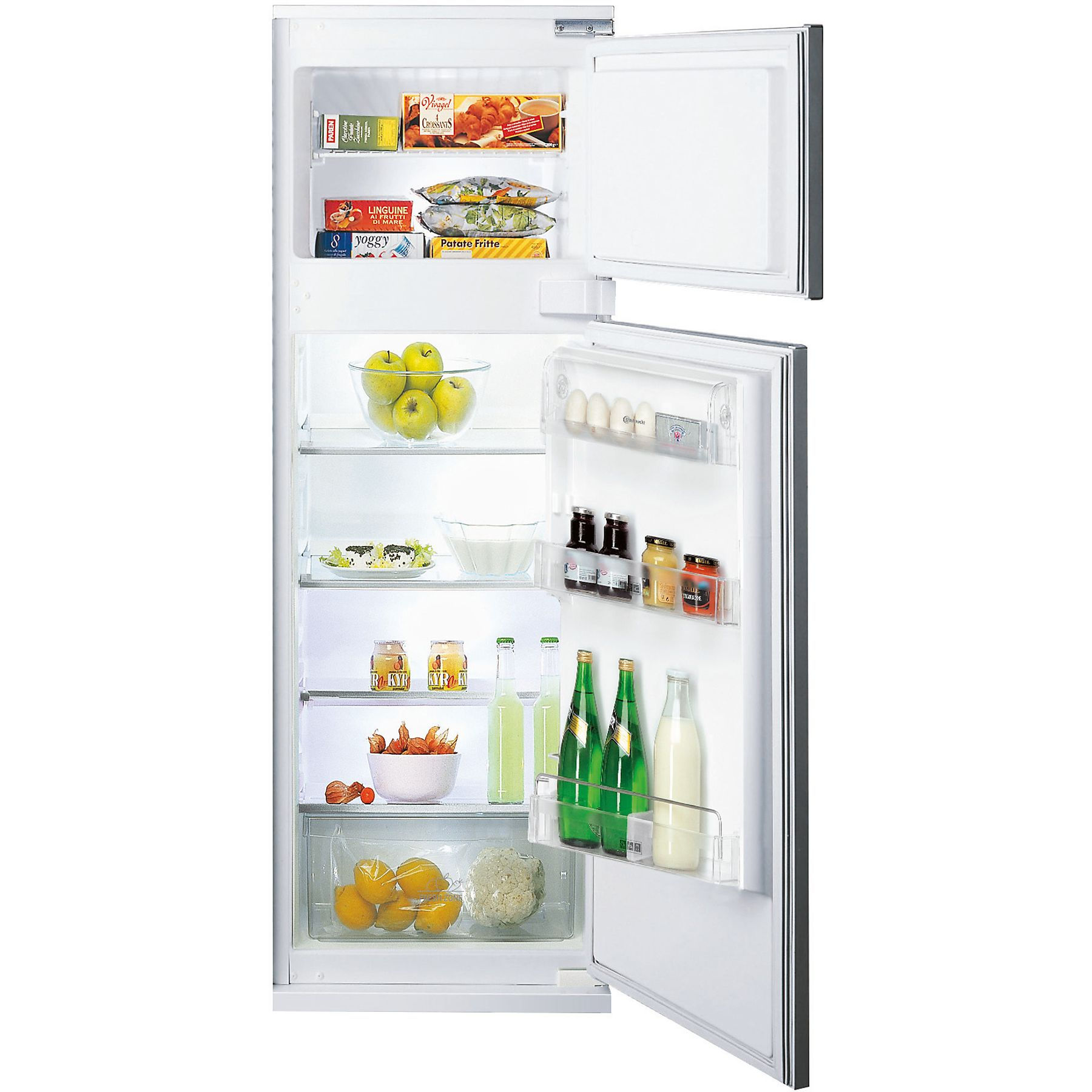Offener Kühlschrank mit Lebensmitteln und Regalen sichtbar.