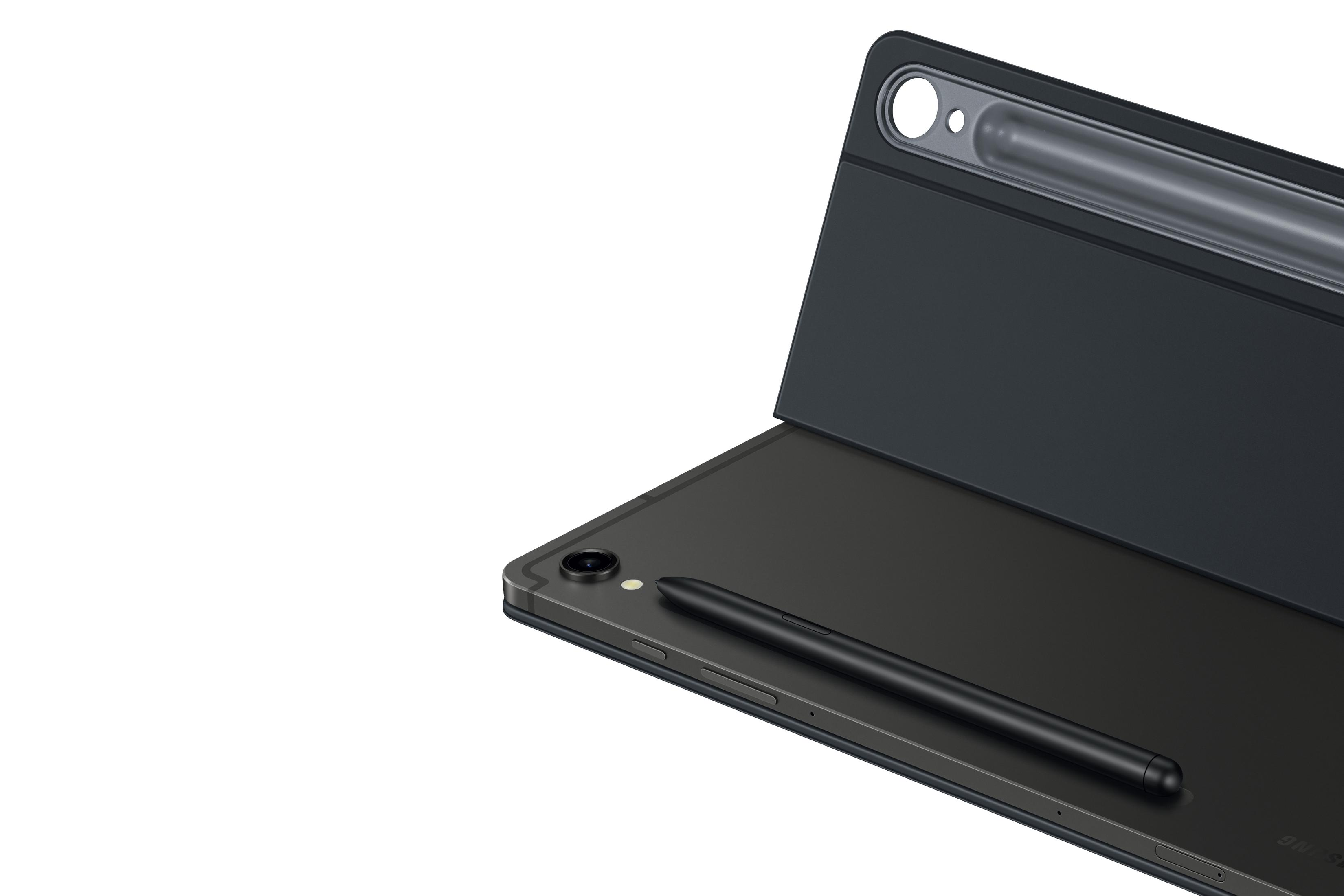 Schwarzes Tablet mit Stylus in einem Etui. Das Tablet ist abgewinkelt und zeigt die Rückseite und die Seite. Weißer Hintergrund.