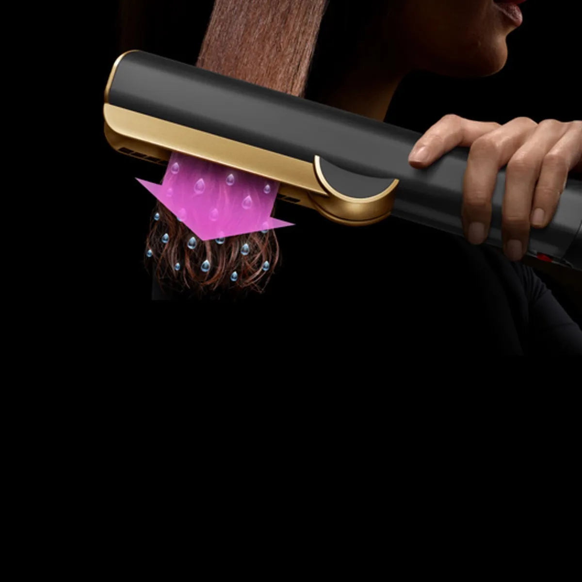 Person verwendet einen schwarz-goldenen Haarglätter auf blondem Haar, rosa Dampf.