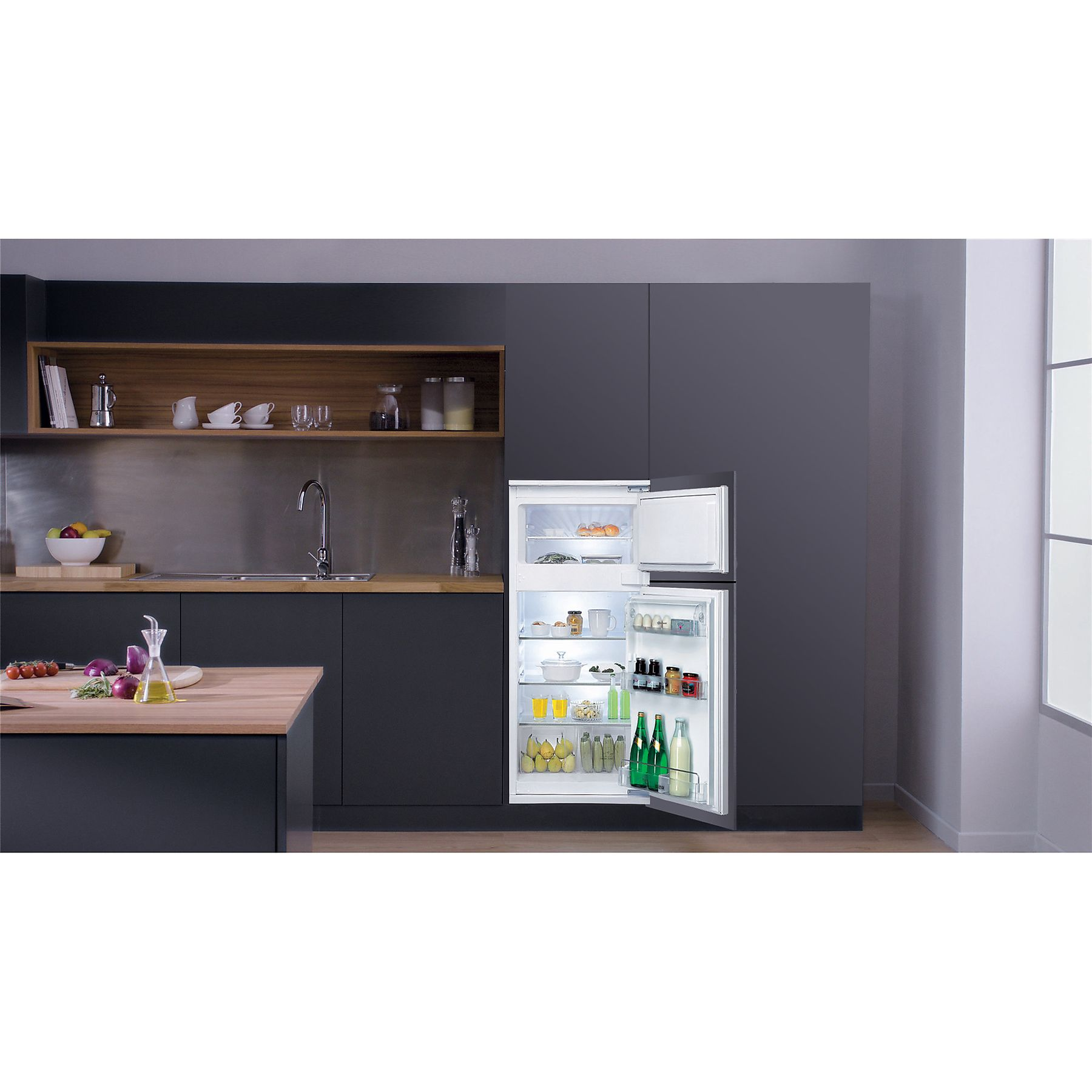 Kühlschrank mit geöffneten Türen, zeigt Regale mit Essen und Getränken. Dunkelgraue Küche.