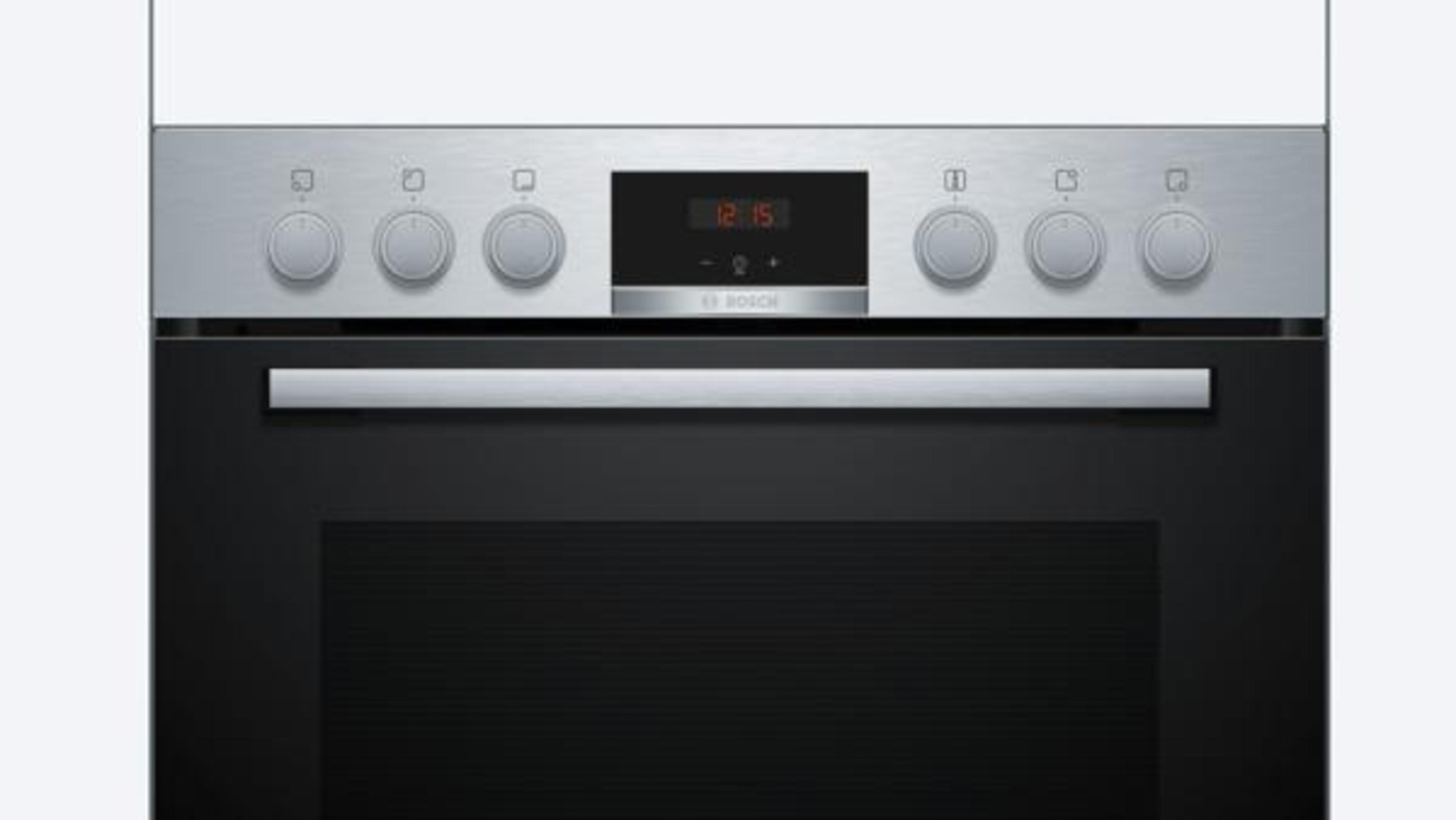 Silberner Backofen mit Knöpfen und Digitalanzeige um 12:15 Uhr. Schwarze Backofentür.