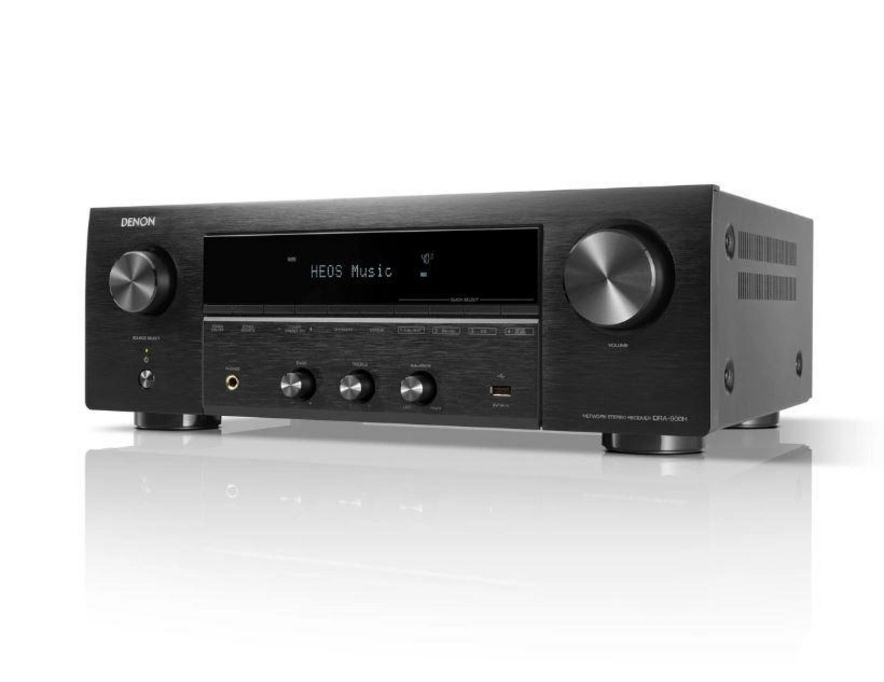Schwarzer Denon Audio-Receiver. Er hat Knöpfe und ein Display. Die Oberfläche reflektiert.