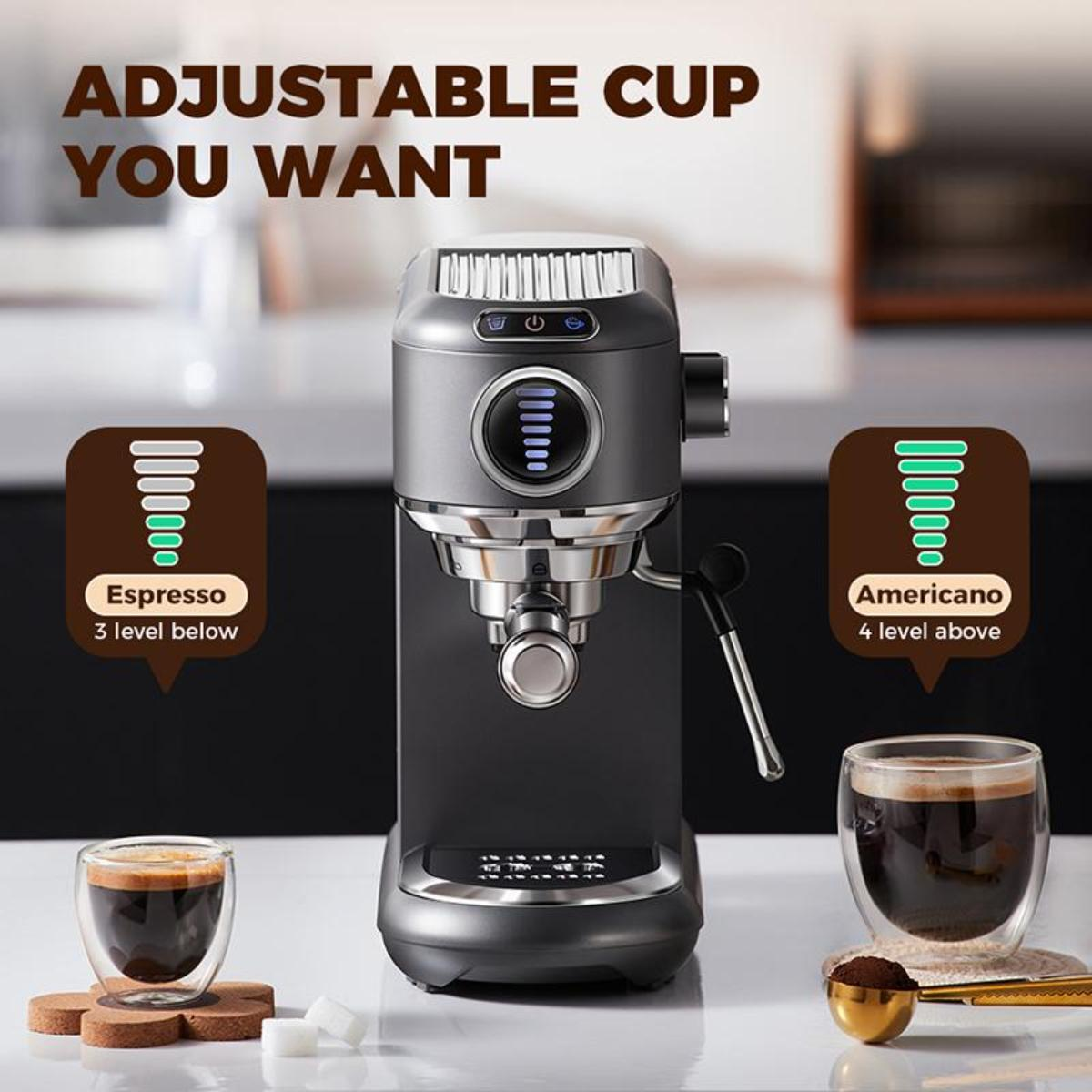 Kaffeemaschine mit Espresso- und Americano-Optionen. Zwei Glasbecher und ein goldener Löffel sind sichtbar.