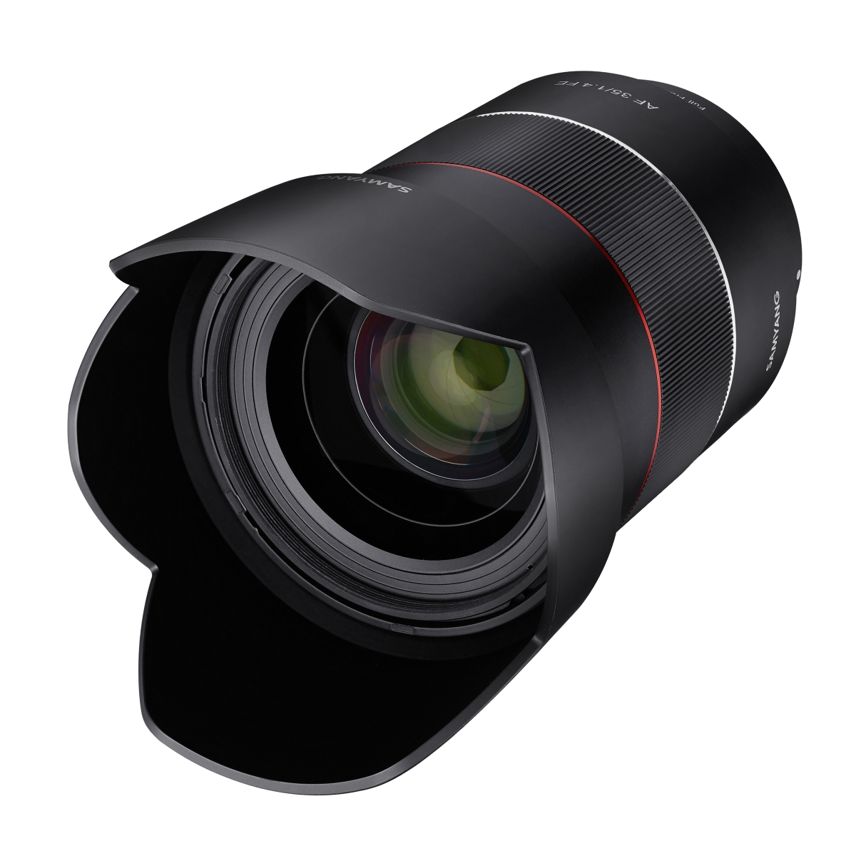 Ein schwarzes Samyang-Objektiv mit Gegenlichtblende, schräge Ansicht. Das Objektiv ist mit AF 35/1.4 FE beschriftet.
