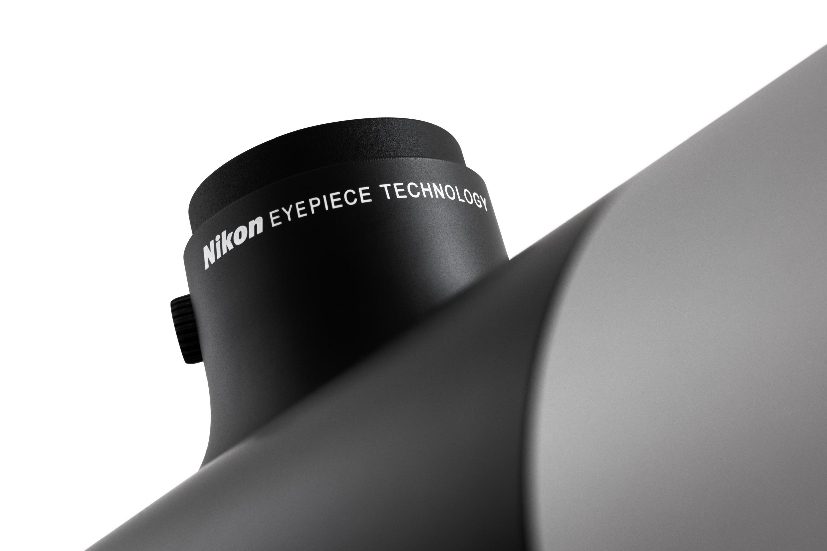 Nahaufnahme eines Teleskopokulars mit der Aufschrift 'Nikon EYEPIECE TECHNOLOGY' in weißen Buchstaben.