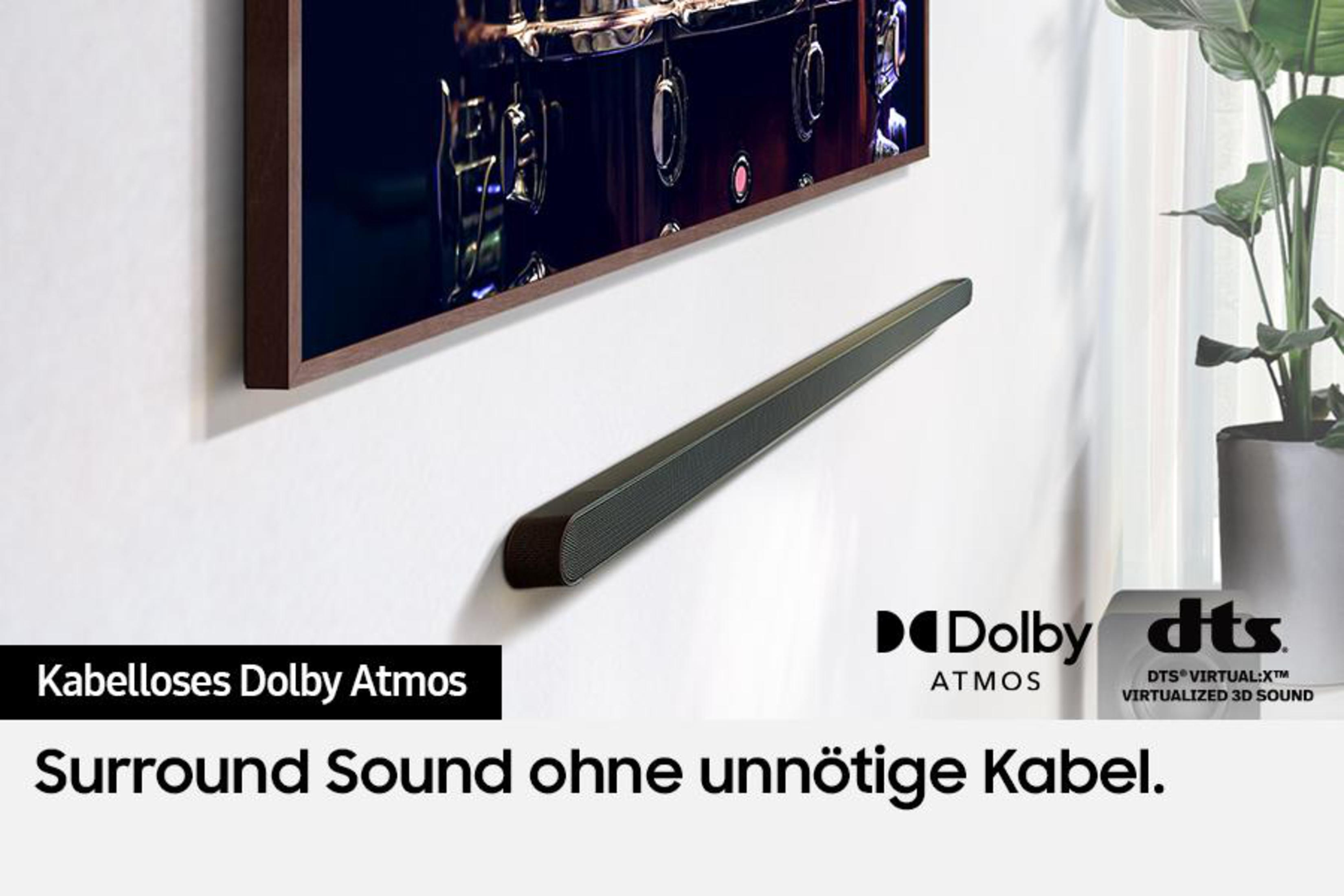 Soundbar unter TV an Wand montiert mit Dolby Atmos & DTS Logos.