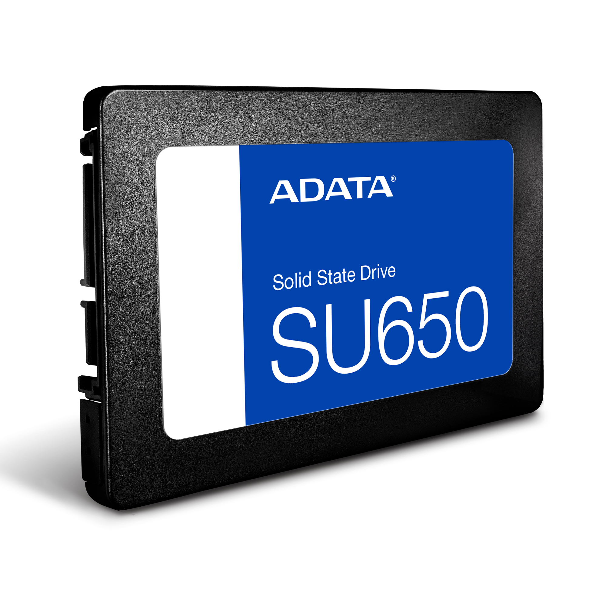Un disque SSD ADATA SU650 carré noir avec une étiquette bleue et blanche sur fond blanc.