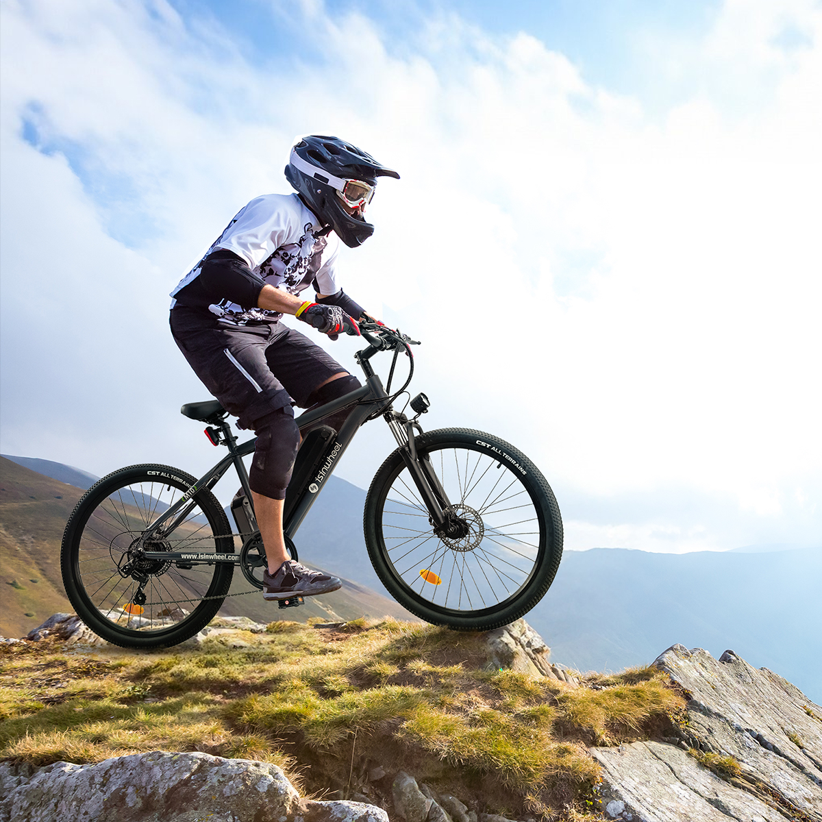 Osoba jadąca na elektrycznym rowerze górskim na skalistej górze.