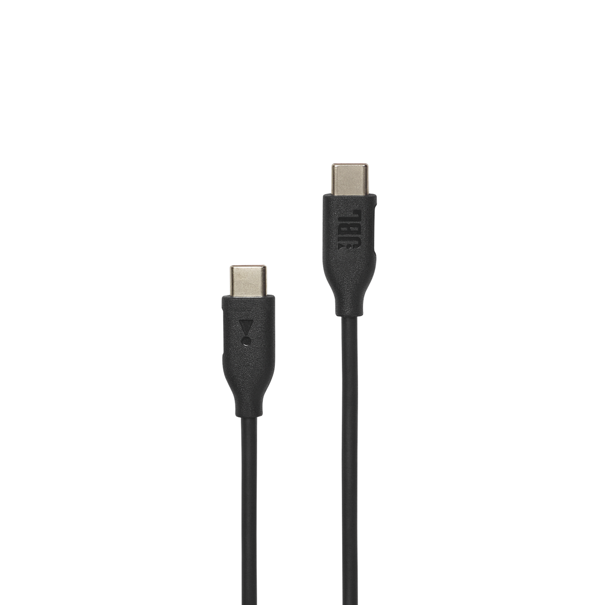 Due cavi USB-C neri, uno con il logo JBL. Sfondo nero.