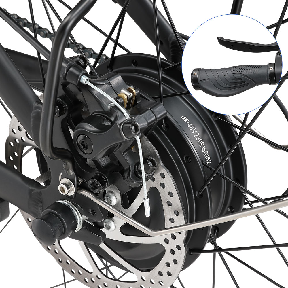 Zbliżenie na czarne koło roweru elektrycznego z hamulcami tarczowymi. Koło jest czarne.