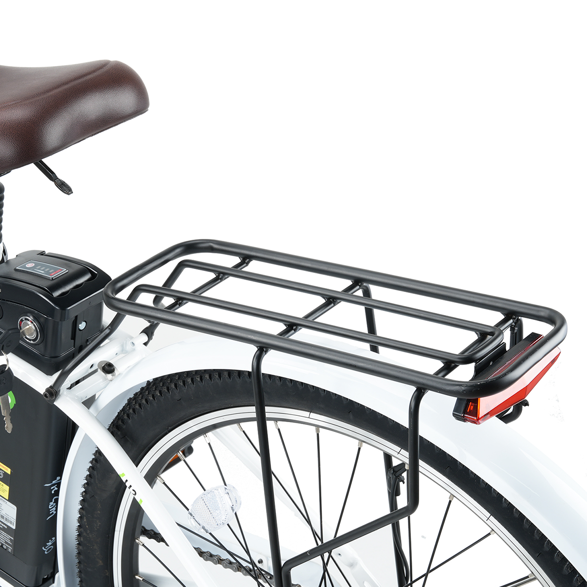 Zbliżenie na tylny bagażnik, siedzenie i tylne światło e-bike'a.