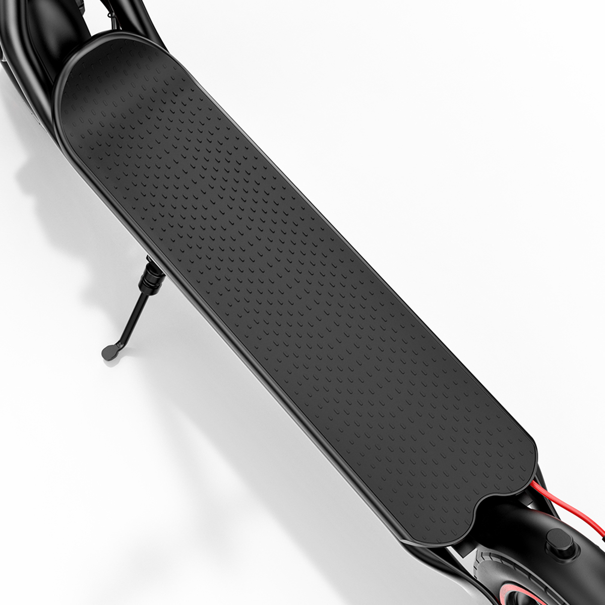 Zbliżenie czarnego pokładu hulajnogi elektrycznej. Pokład ma teksturowaną powierzchnię.