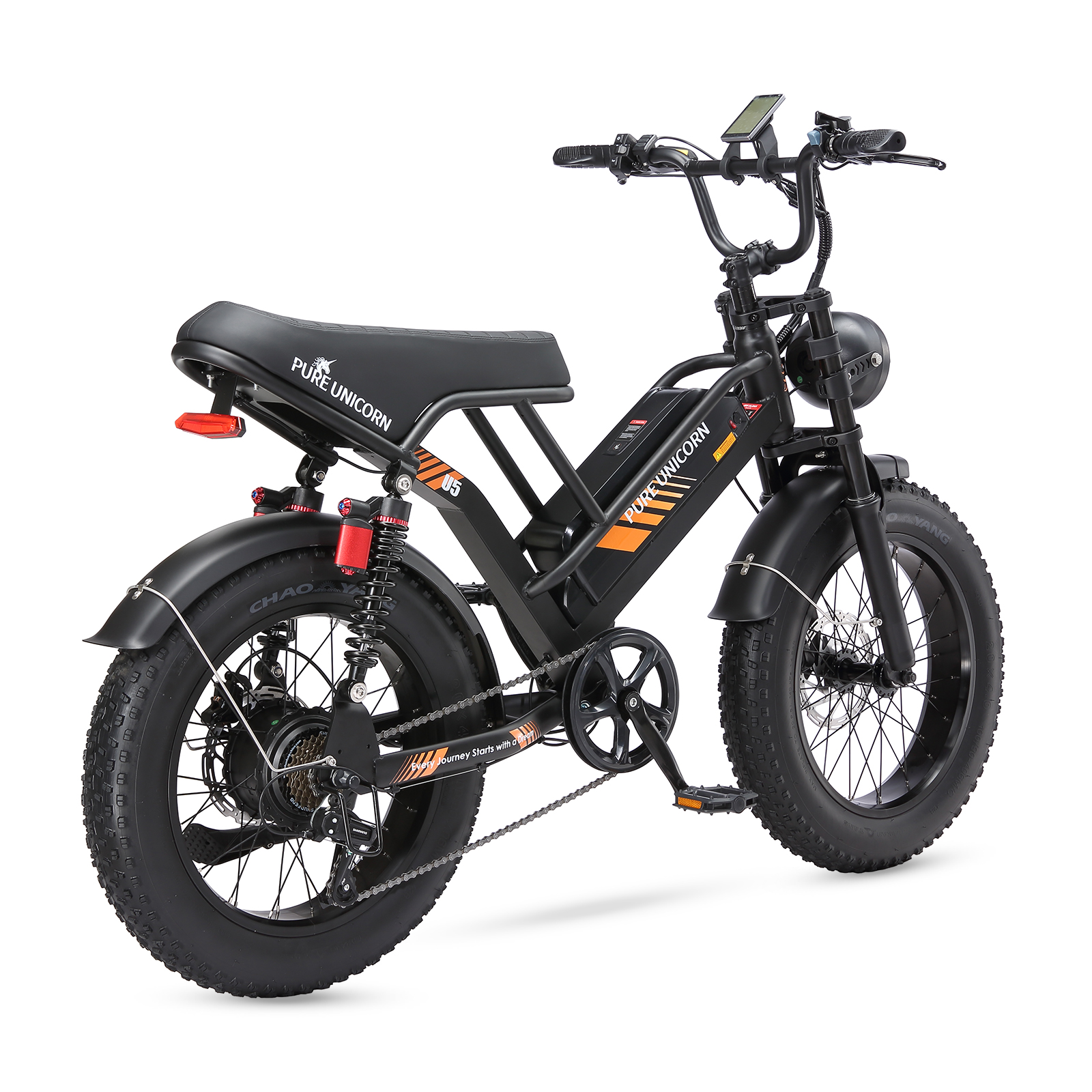 Czarny rower elektryczny Pure Unicorn. Widok z tyłu, szerokie opony, czarne siedzenie, pomarańczowe akcenty, białe tło.