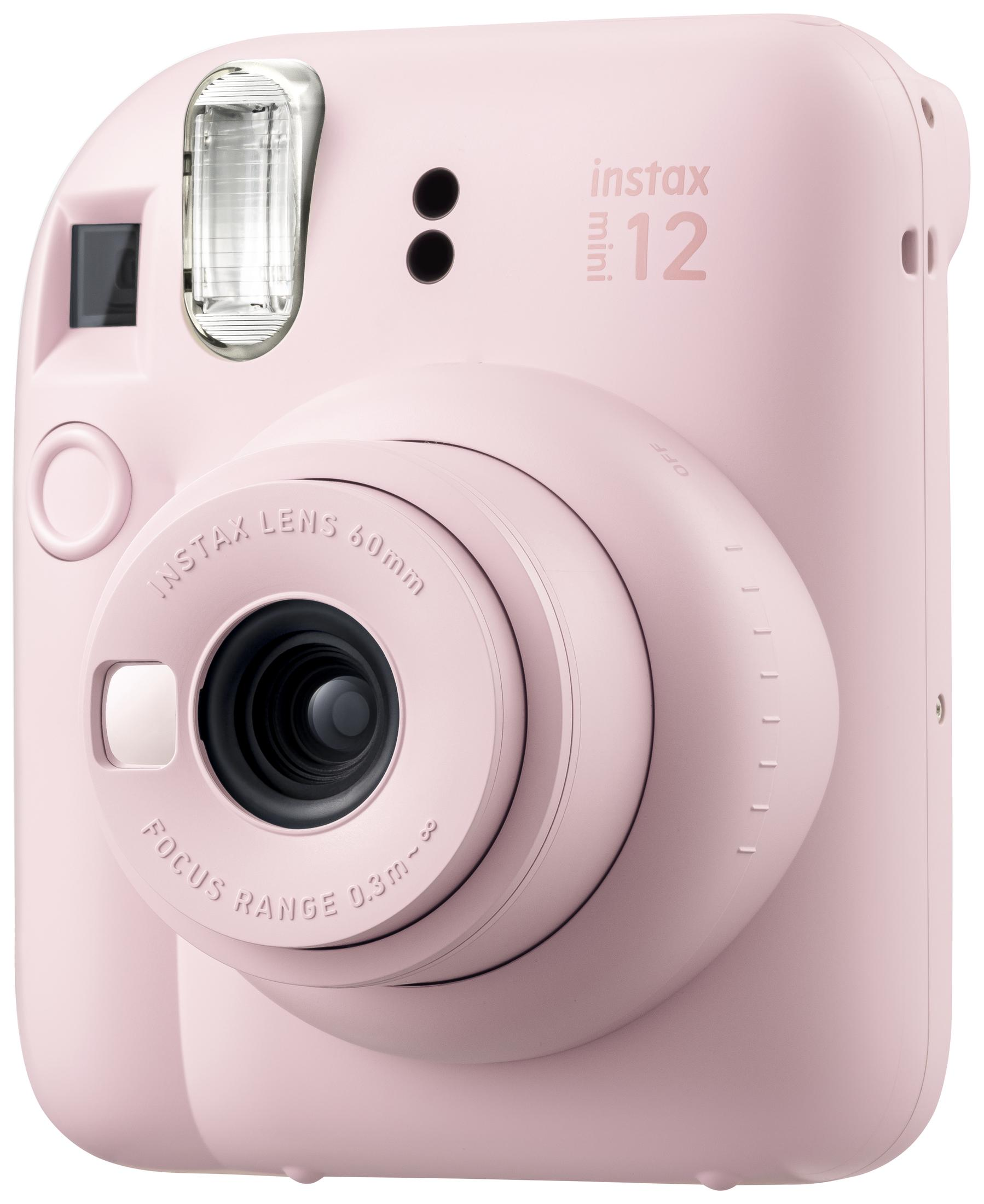 Rosa Instax Mini 12 Kamera, Nahaufnahme von Objektiv und Blitz, auf weißem Hintergrund.