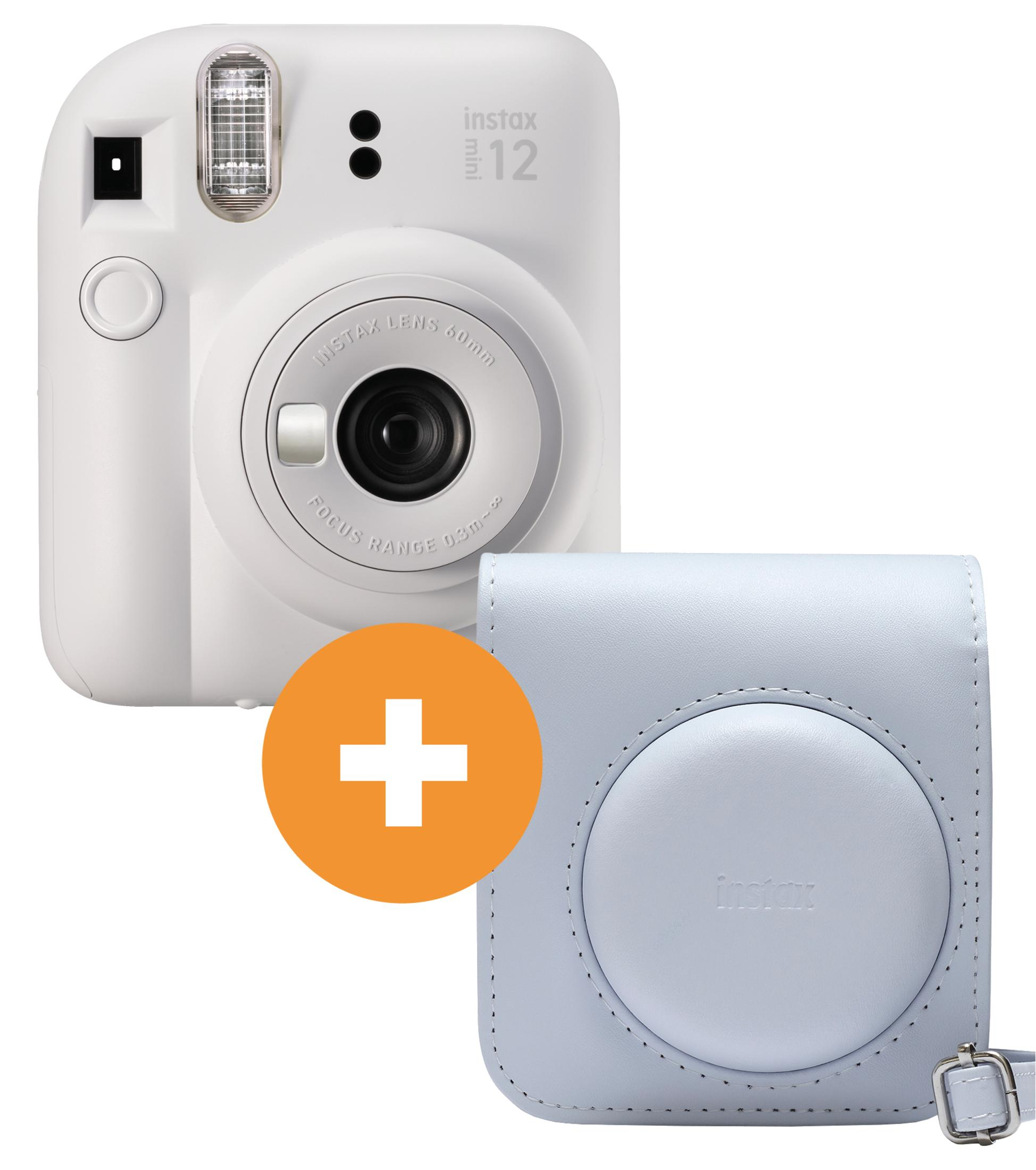 Weiße Instax Mini 12 Kamera mit passendem hellblauen Case, mit weißem Pluszeichen.