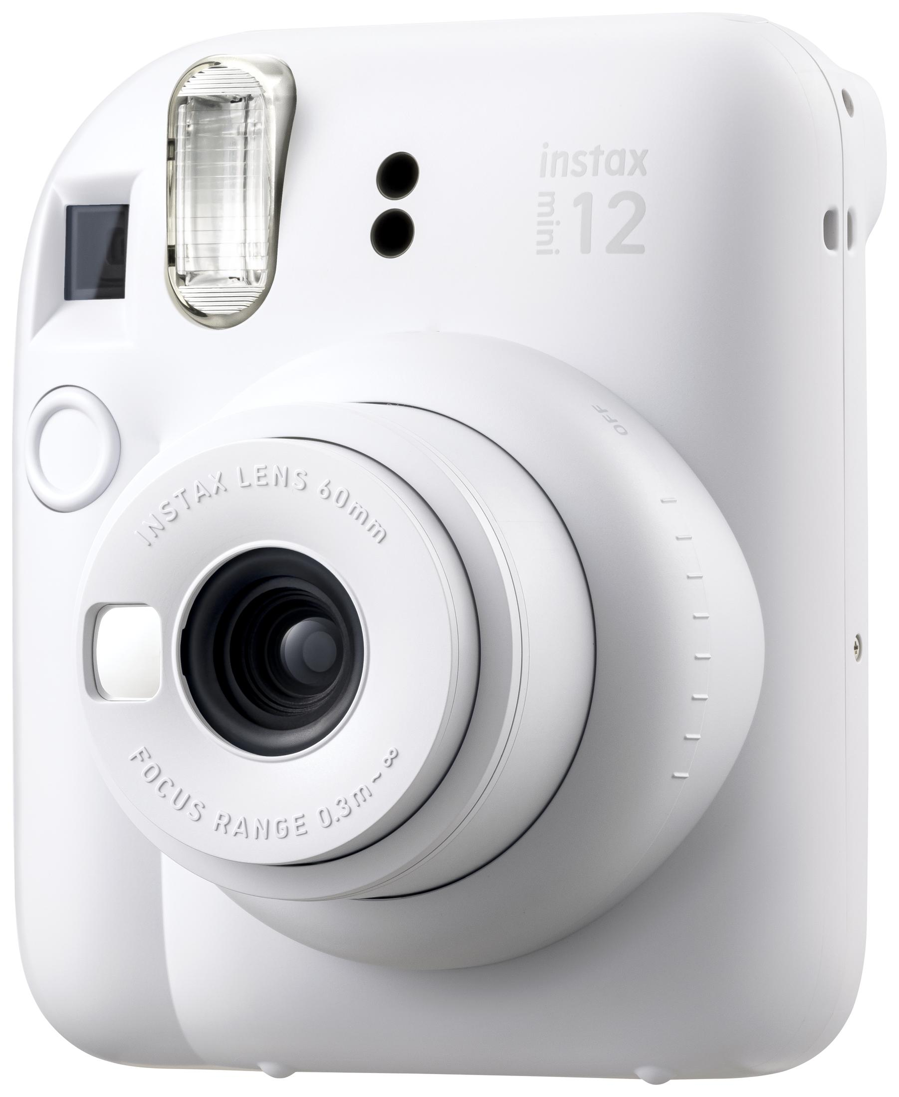 Weiße Instax Mini 12 Kamera mit Objektiv und Blitz. Fokusbereich 0,3 m-∞. Knöpfe und Details sind sichtbar.