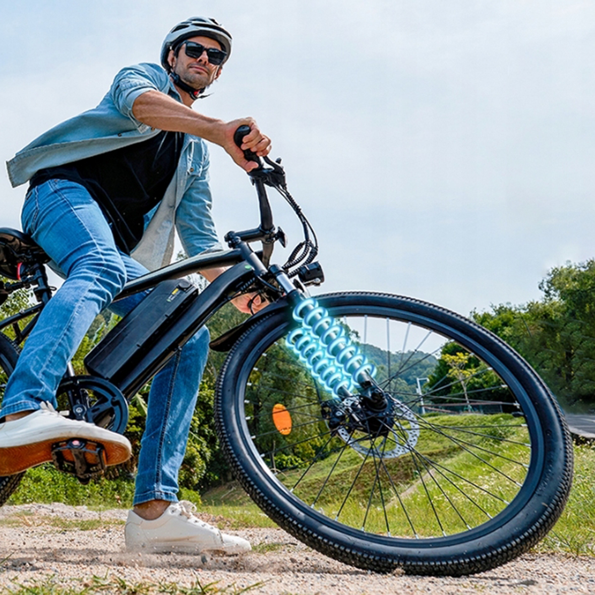 Mężczyzna jadący czarnym rowerem elektrycznym. Ma na sobie kask i okulary przeciwsłoneczne.