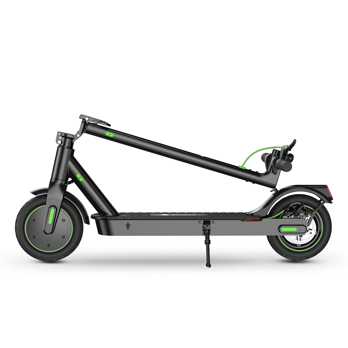 Czarna hulajnoga elektryczna na białym tle. Jest złożona.