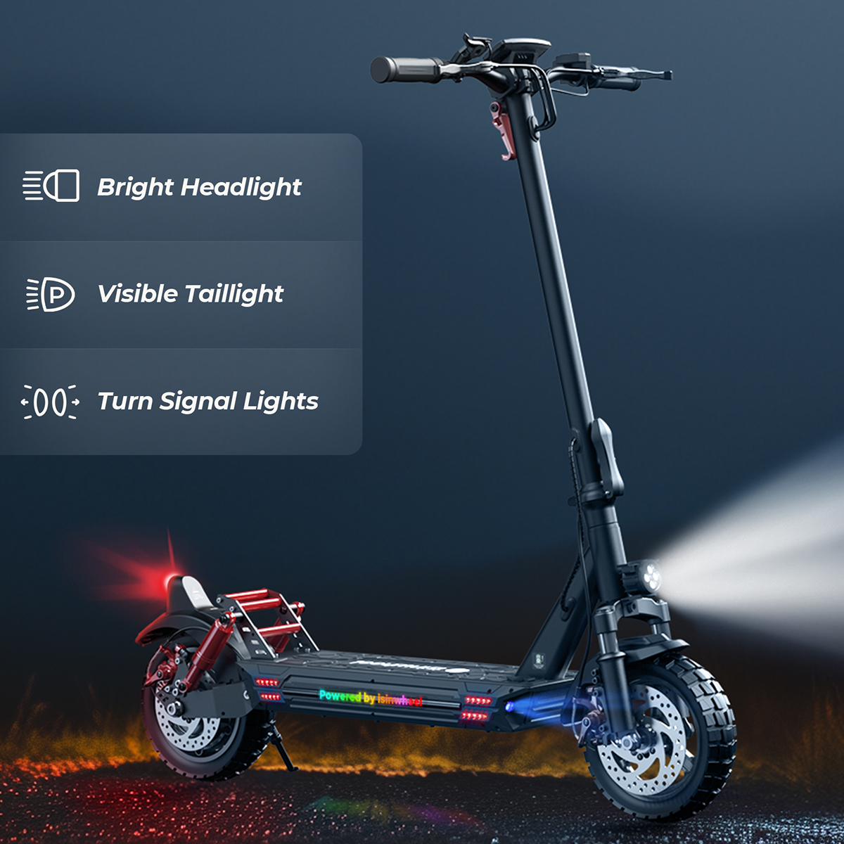 Czarny skuter z jasnym reflektorem, widocznym tylnym światłem i kierunkowskazami na ciemnym tle.