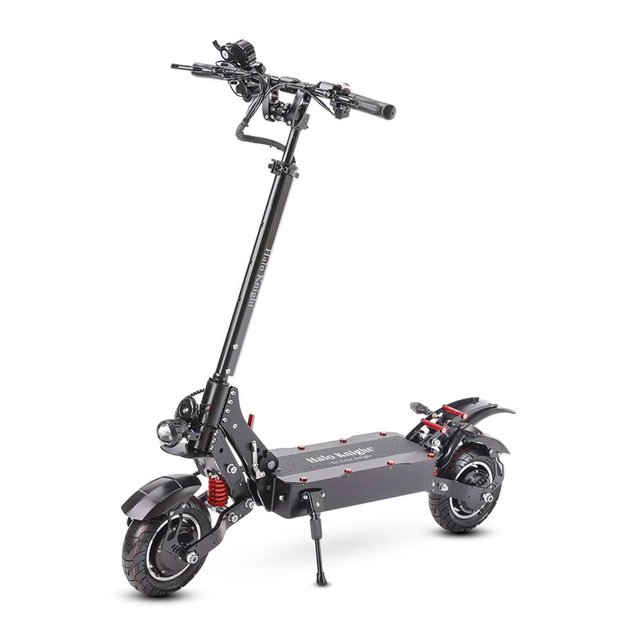 Czarna hulajnoga elektryczna na białym tle. Ma czarną ramę i czerwone akcenty.