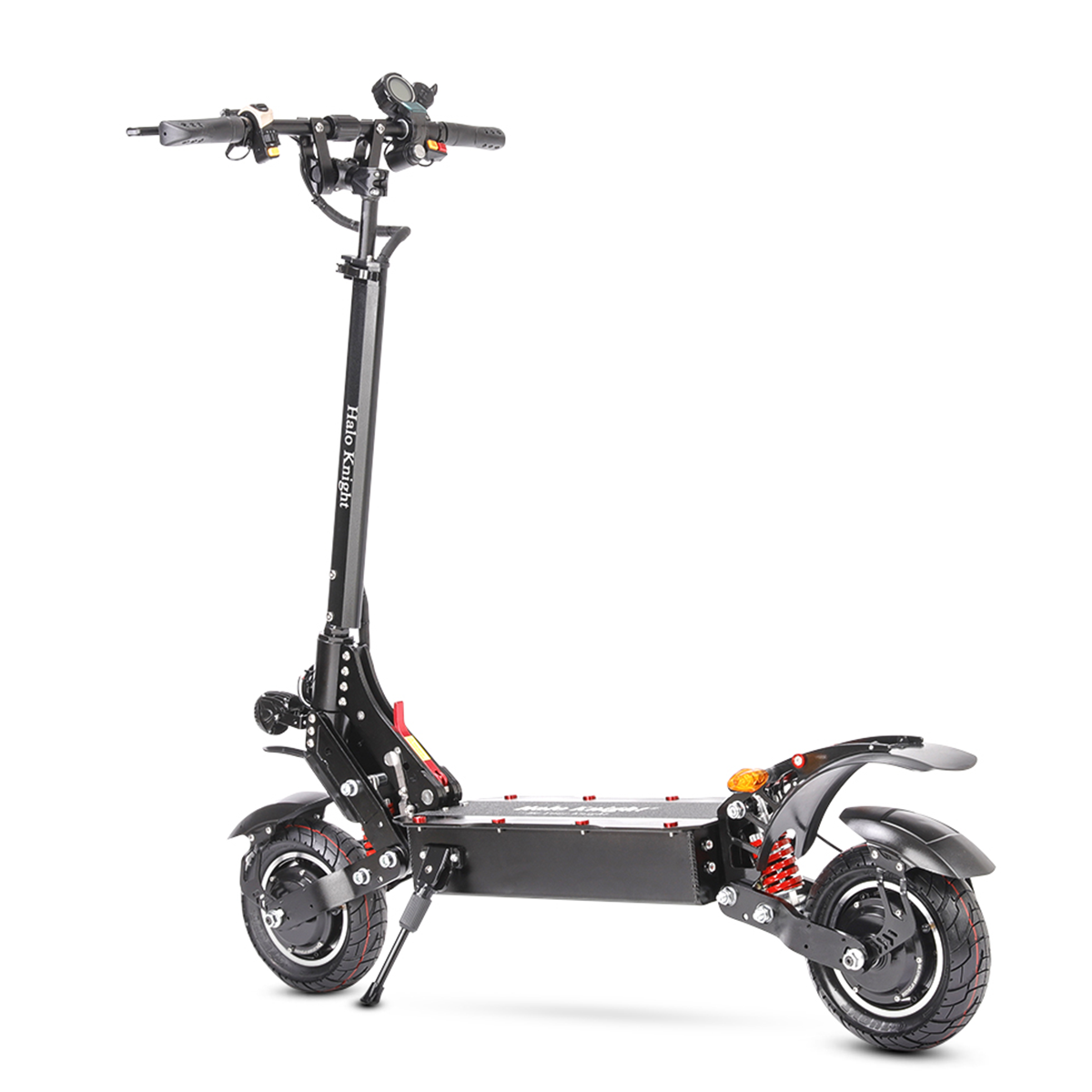 Czarna i czerwona hulajnoga elektryczna na białym tle.