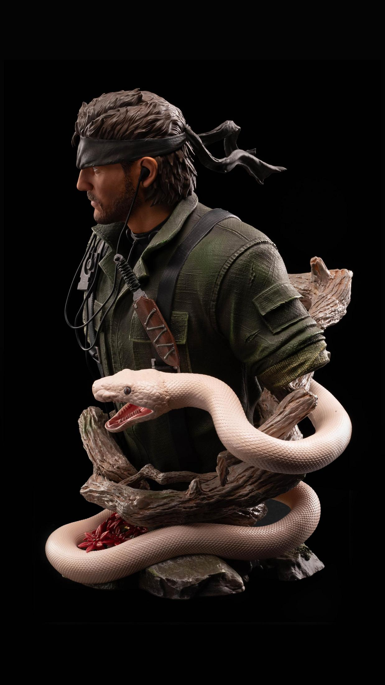 Posąg mężczyzny z wężem. Mężczyzna ma na sobie opaskę na głowę i kurtkę w stylu wojskowym.