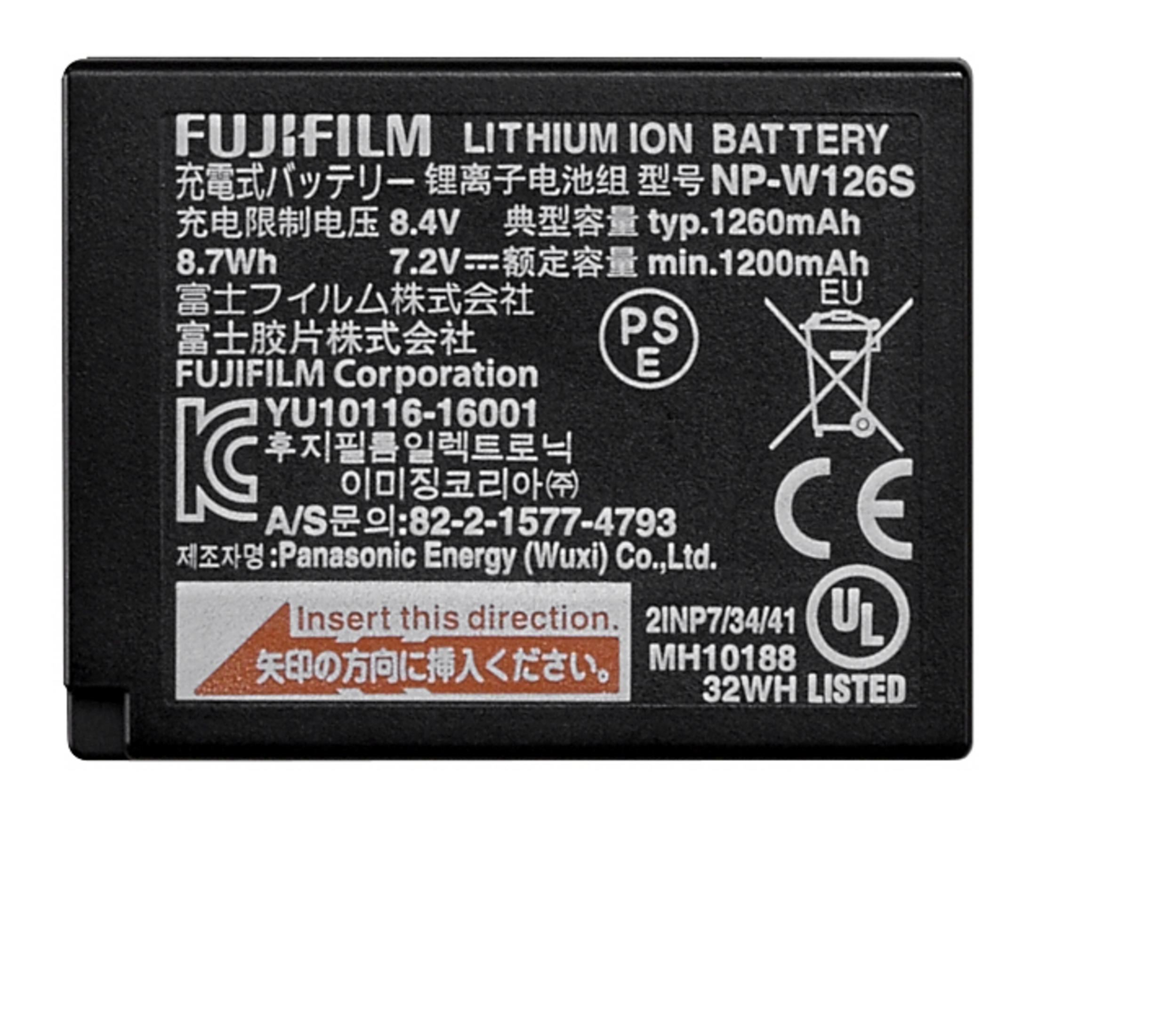 Batteria nera con testo in più lingue. Elenca specifiche, avvertenze e logo del produttore.