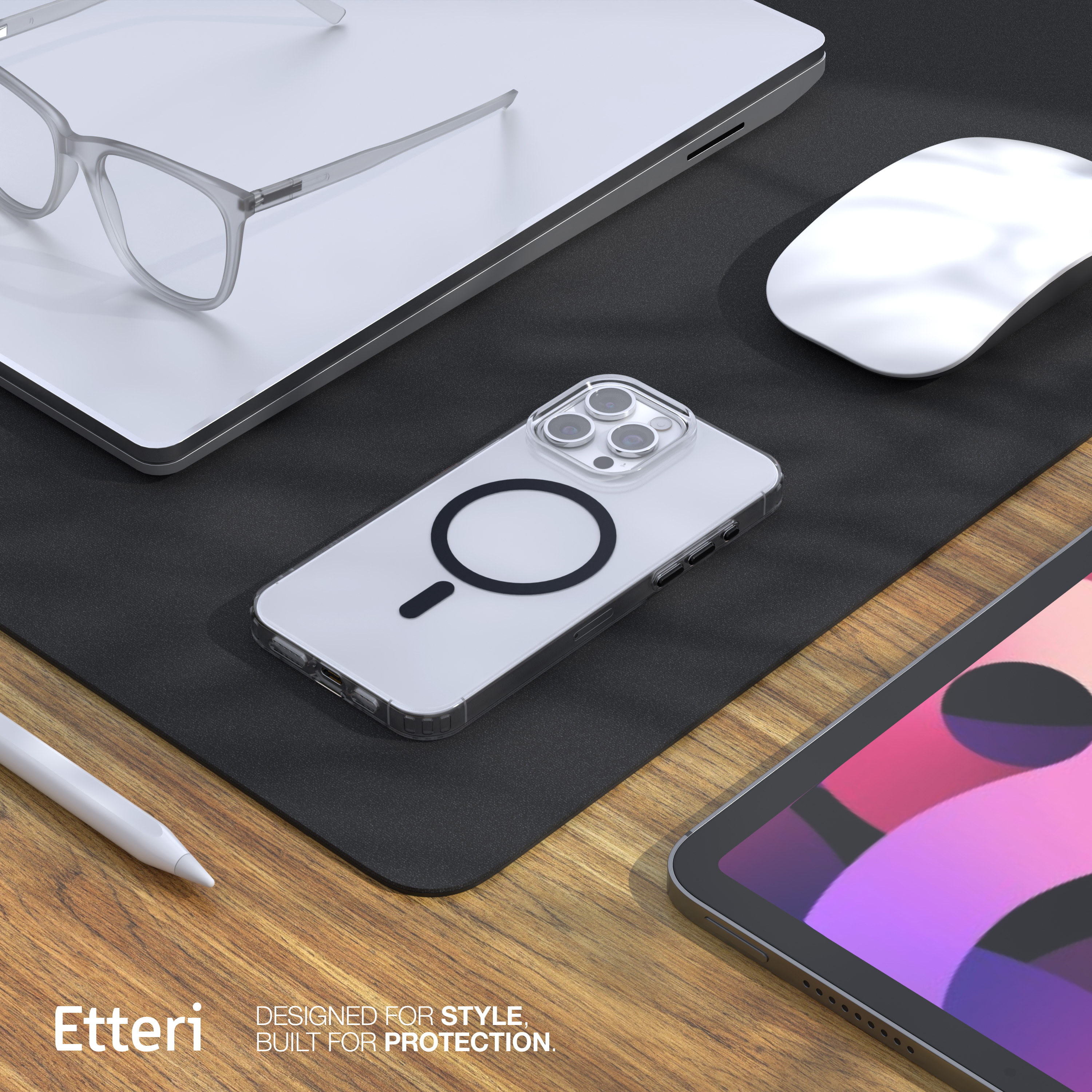 Etui na telefon, laptop, mysz, okulary i tablet na drewnianej powierzchni.