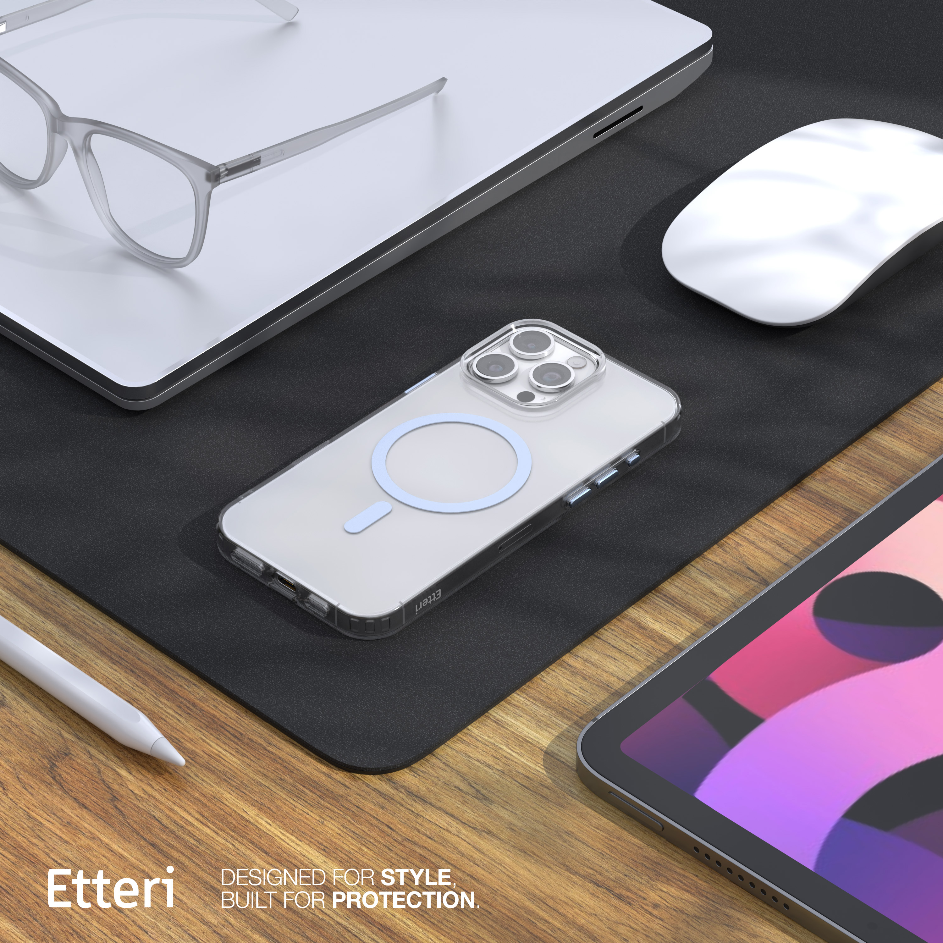Custodia del telefono, occhiali, mouse e tablet su una scrivania.