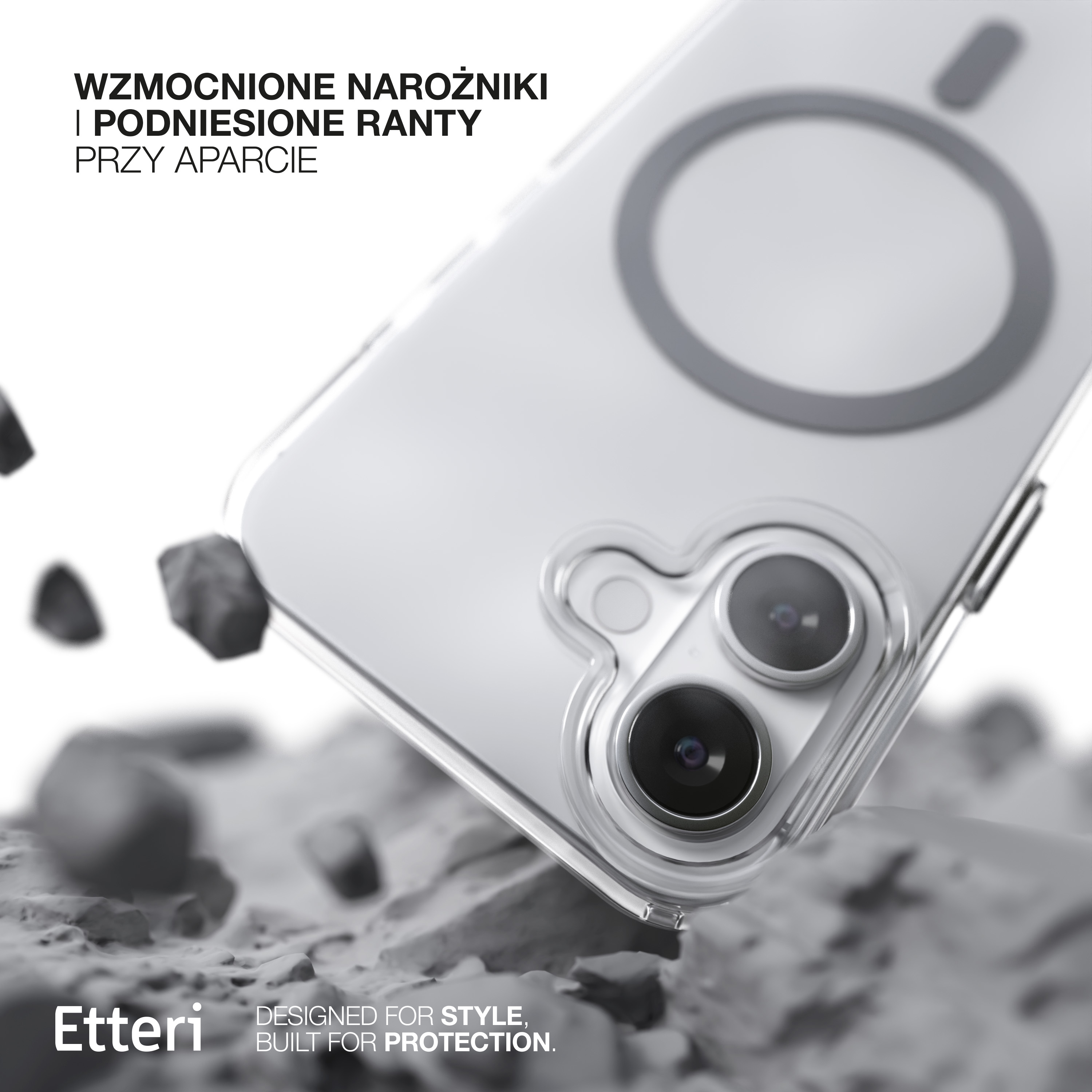 Custodia trasparente per telefono su sfondo bianco. La custodia protegge l'obiettivo della fotocamera. Logo del marchio in basso.