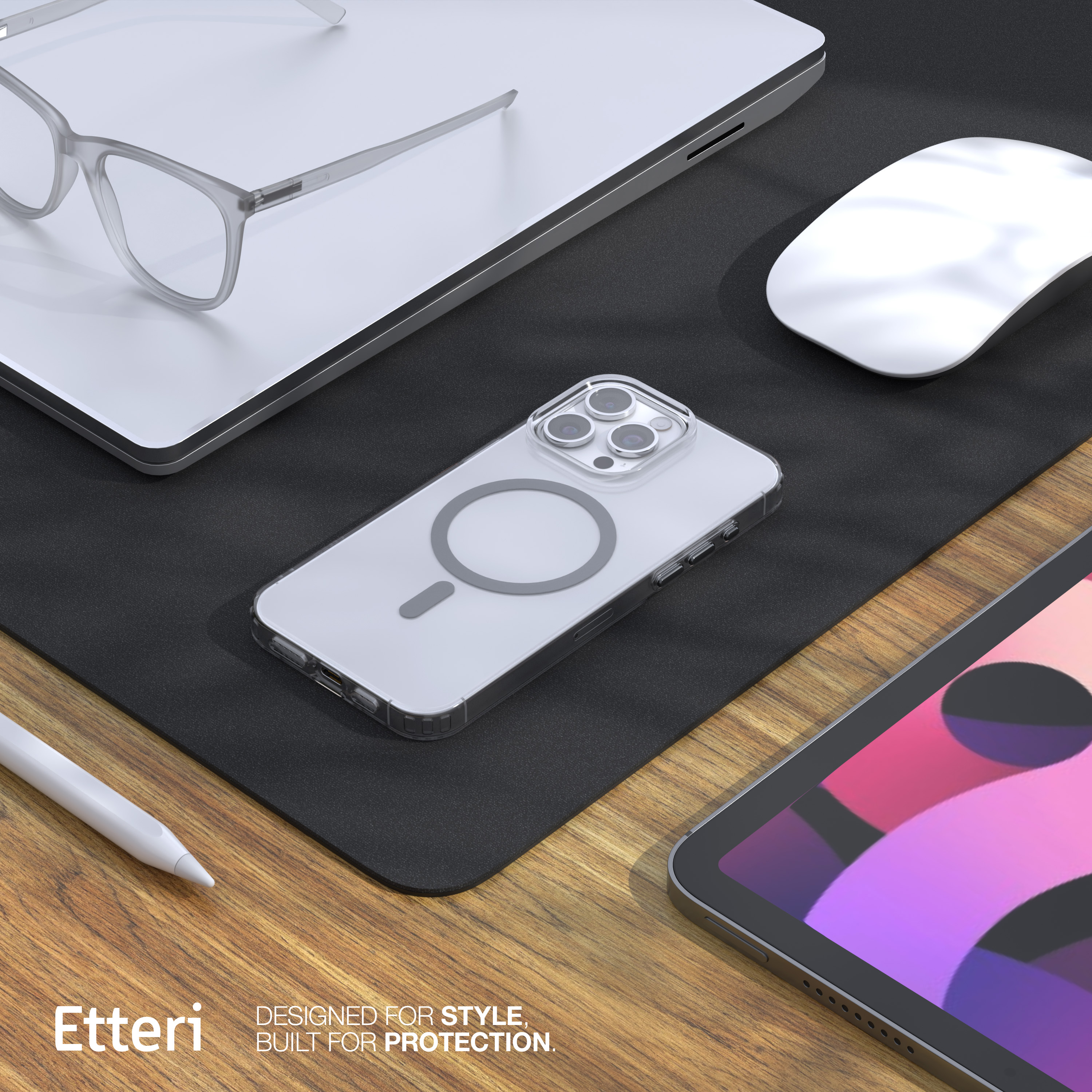 Custodia per telefono, tablet, occhiali, mouse e penna su una scrivania di legno. La custodia ha un anello magnetico.