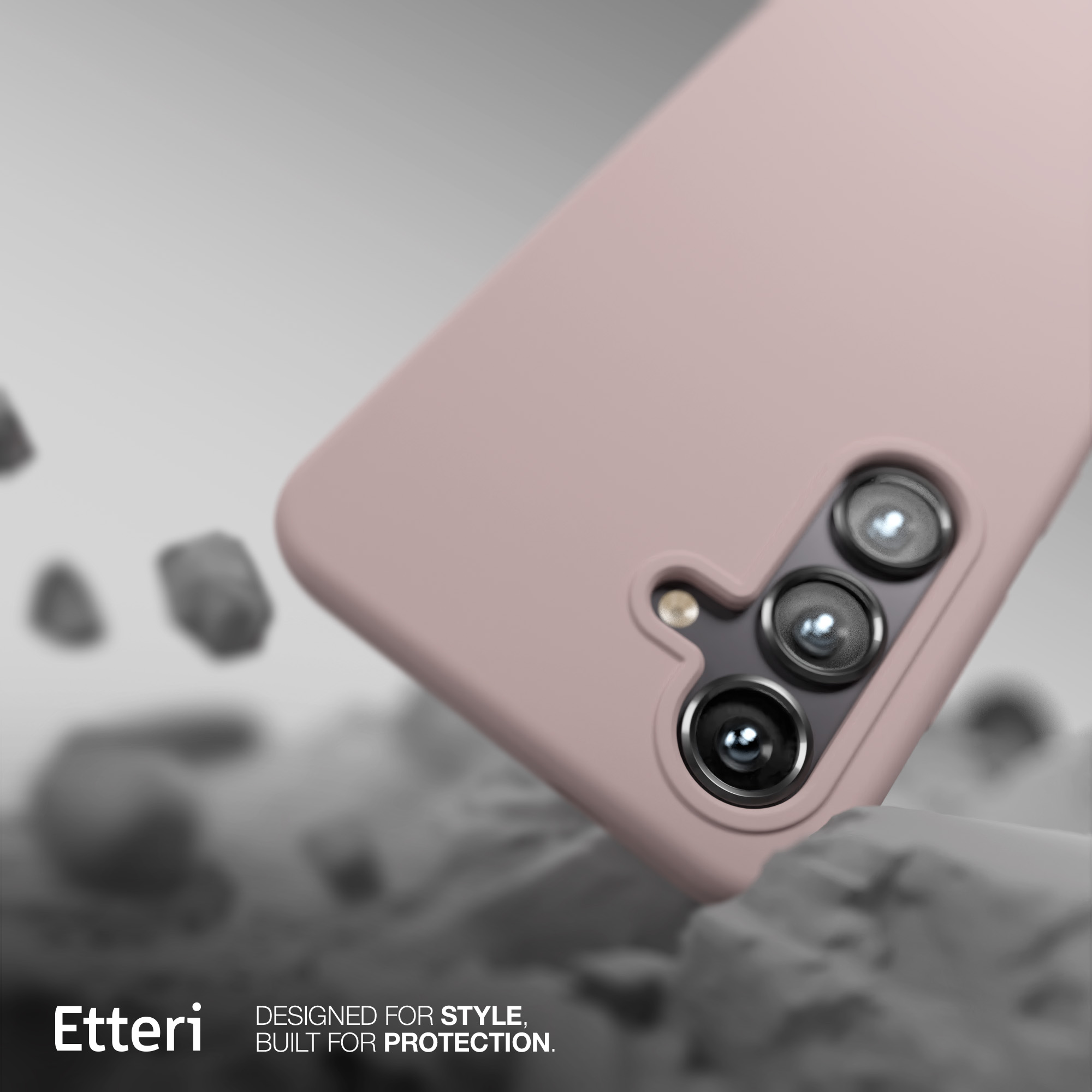 Una custodia rosa per telefono con tre lenti della fotocamera. Testo: Progettato per lo stile, costruito per la protezione.