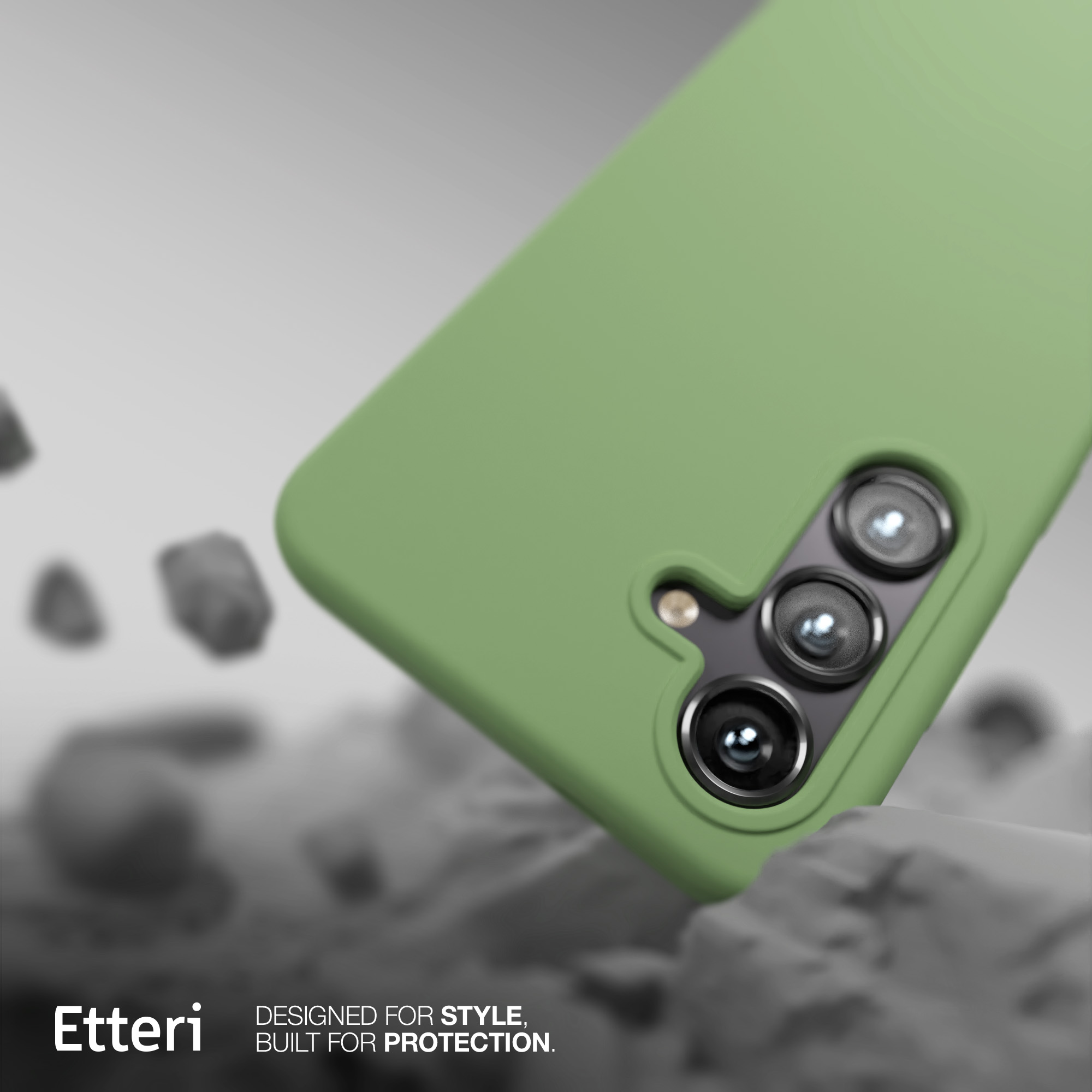 Una custodia verde per telefono con il logo Etteri e tre fotocamere. Lo sfondo è una texture pietrosa sfocata.
