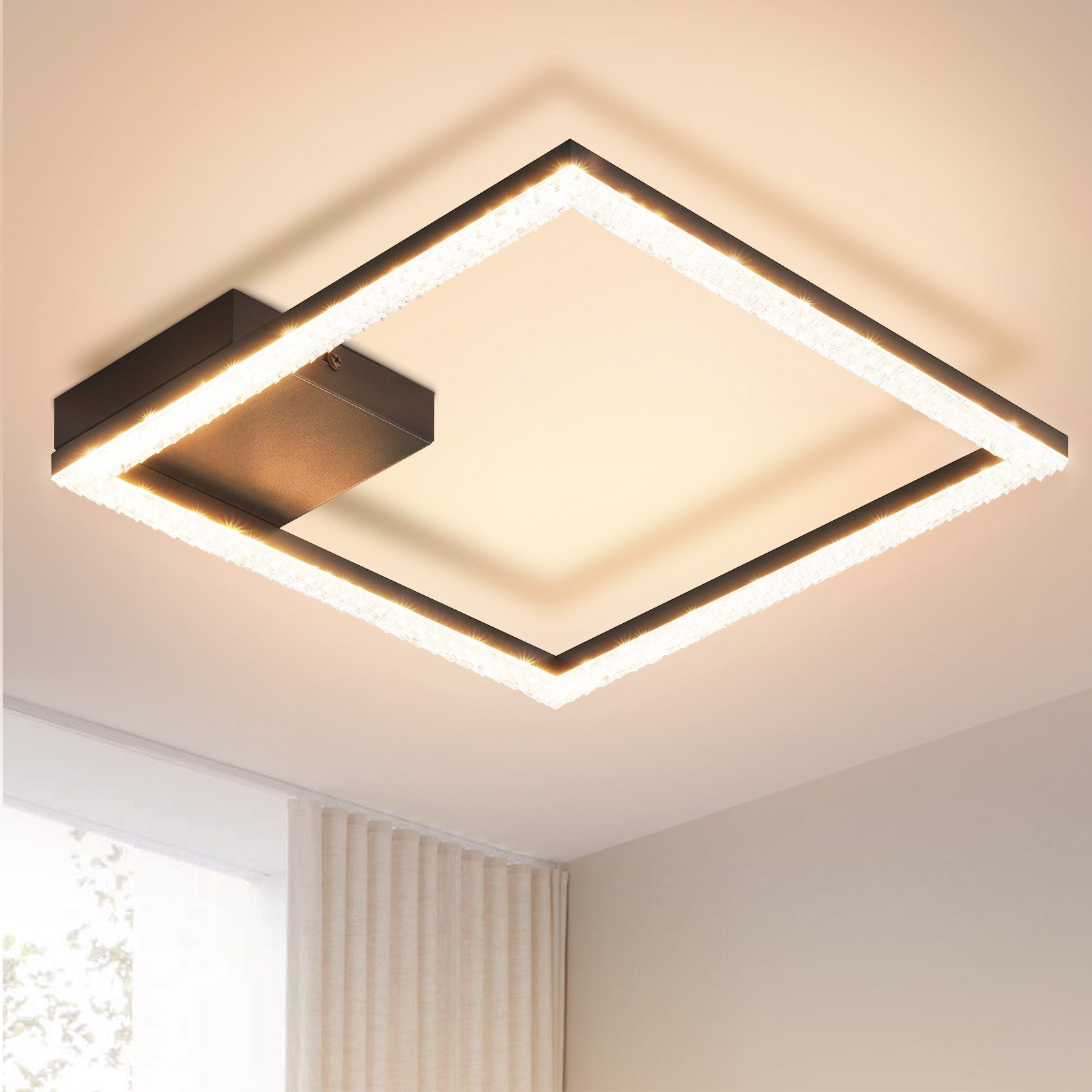 Plafoniera quadrata, nera con cristalli luminosi. Montata su soffitto bianco.