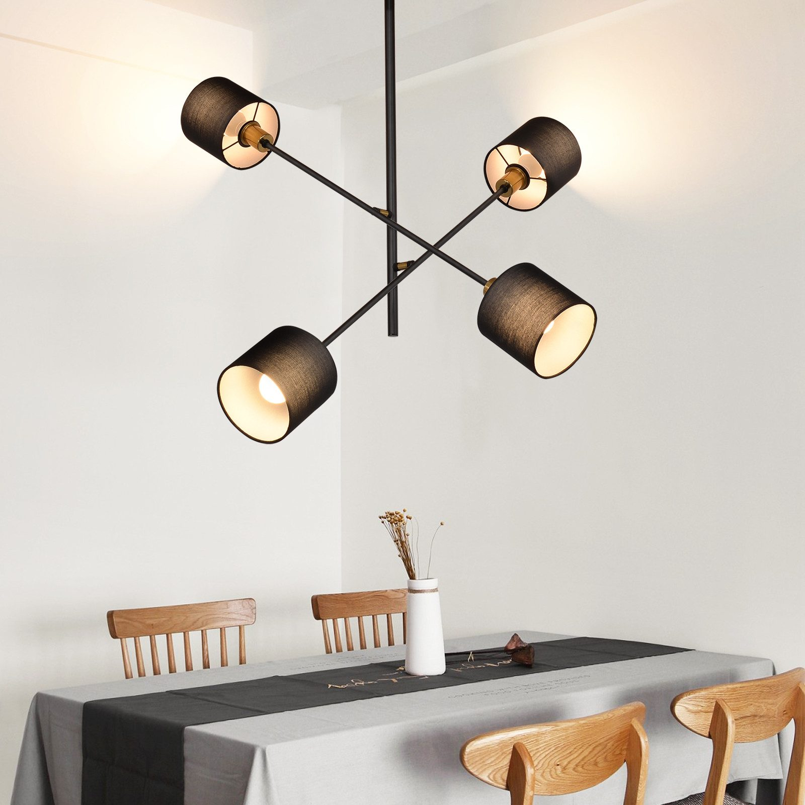 Lampa sufitowa, czarna rama z czterema abażurami. Abażury są czarne z białym wnętrzem.