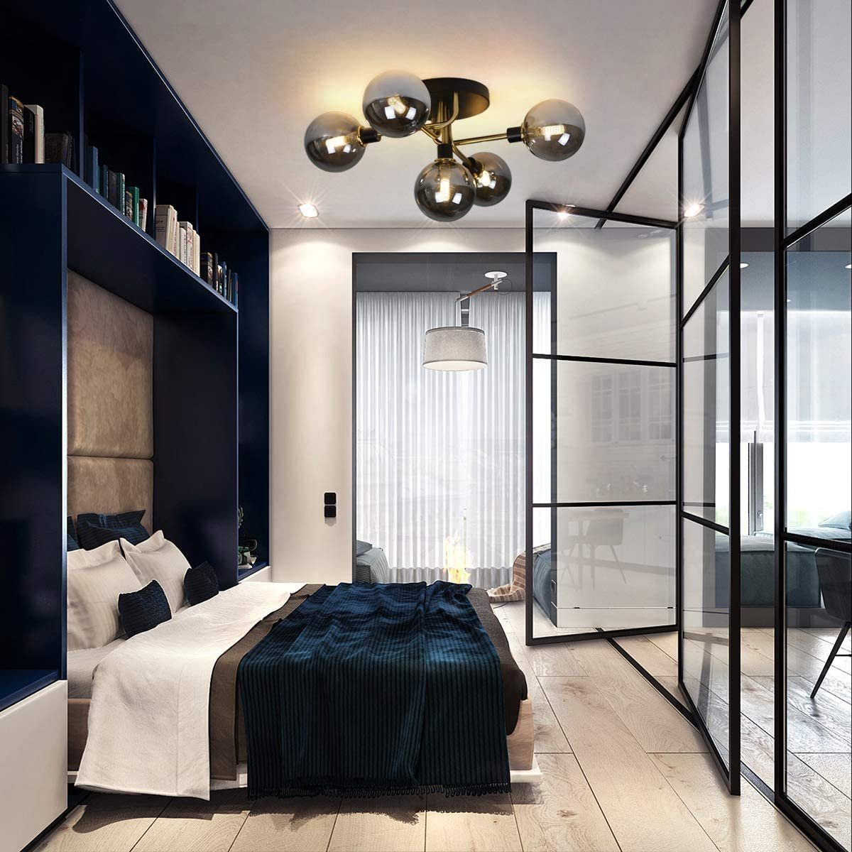 Schlafzimmer mit dunkelblauen Wänden, Bett mit Marineblauer Decke, Glastüren und goldener Leuchte.
