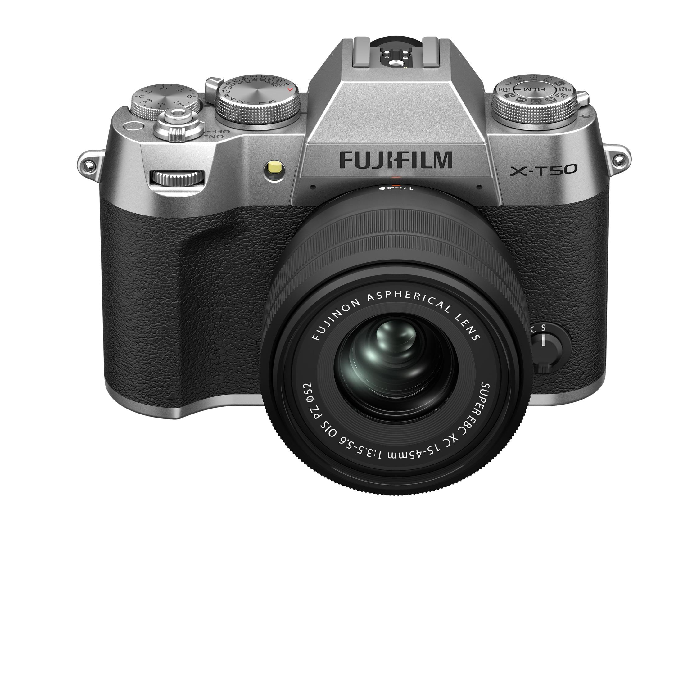 Una fotocamera Fujifilm X-T50 argento e nera con un obiettivo, su sfondo bianco.