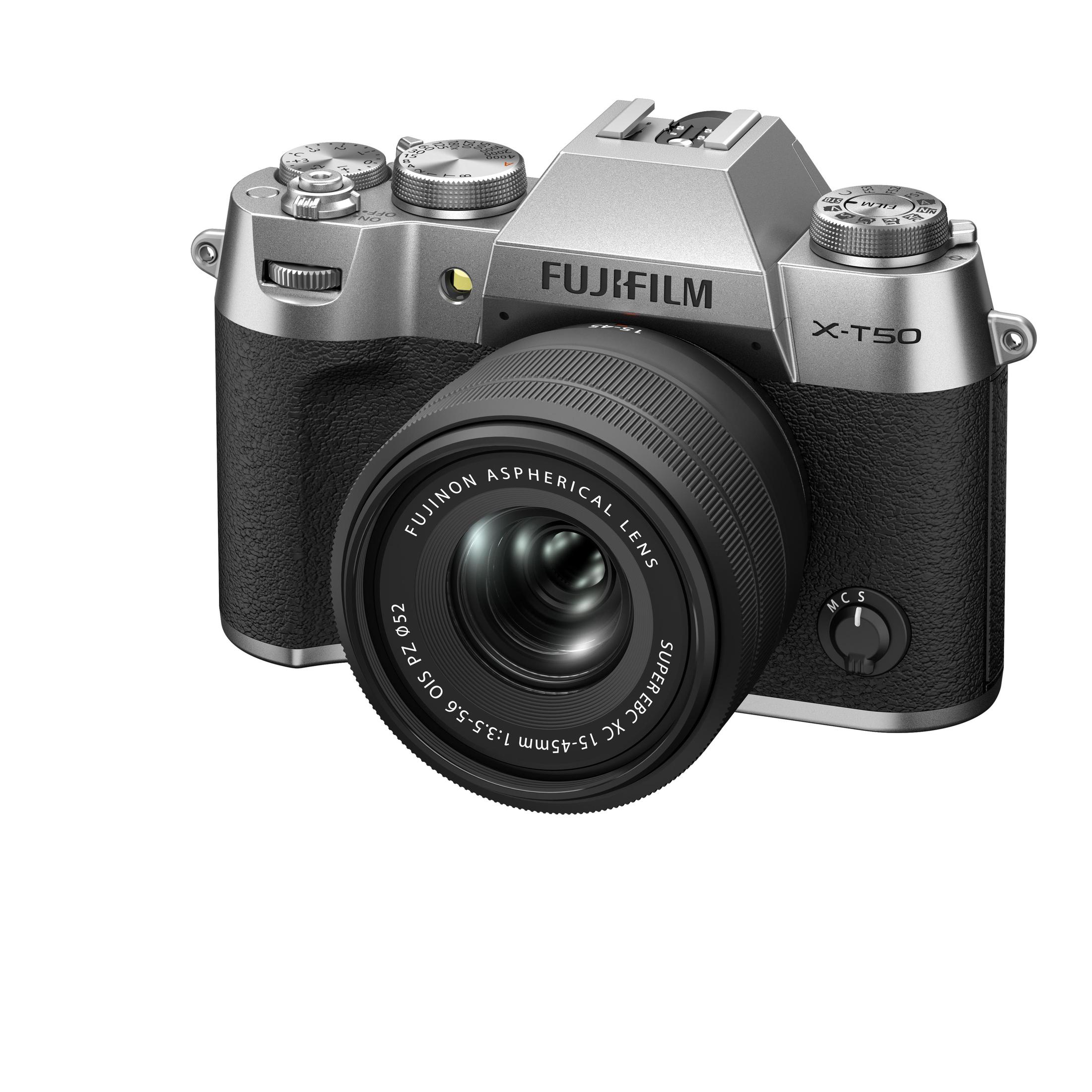 Una fotocamera Fujifilm X-T50 argento e nera con un obiettivo collegato. È su sfondo bianco.
