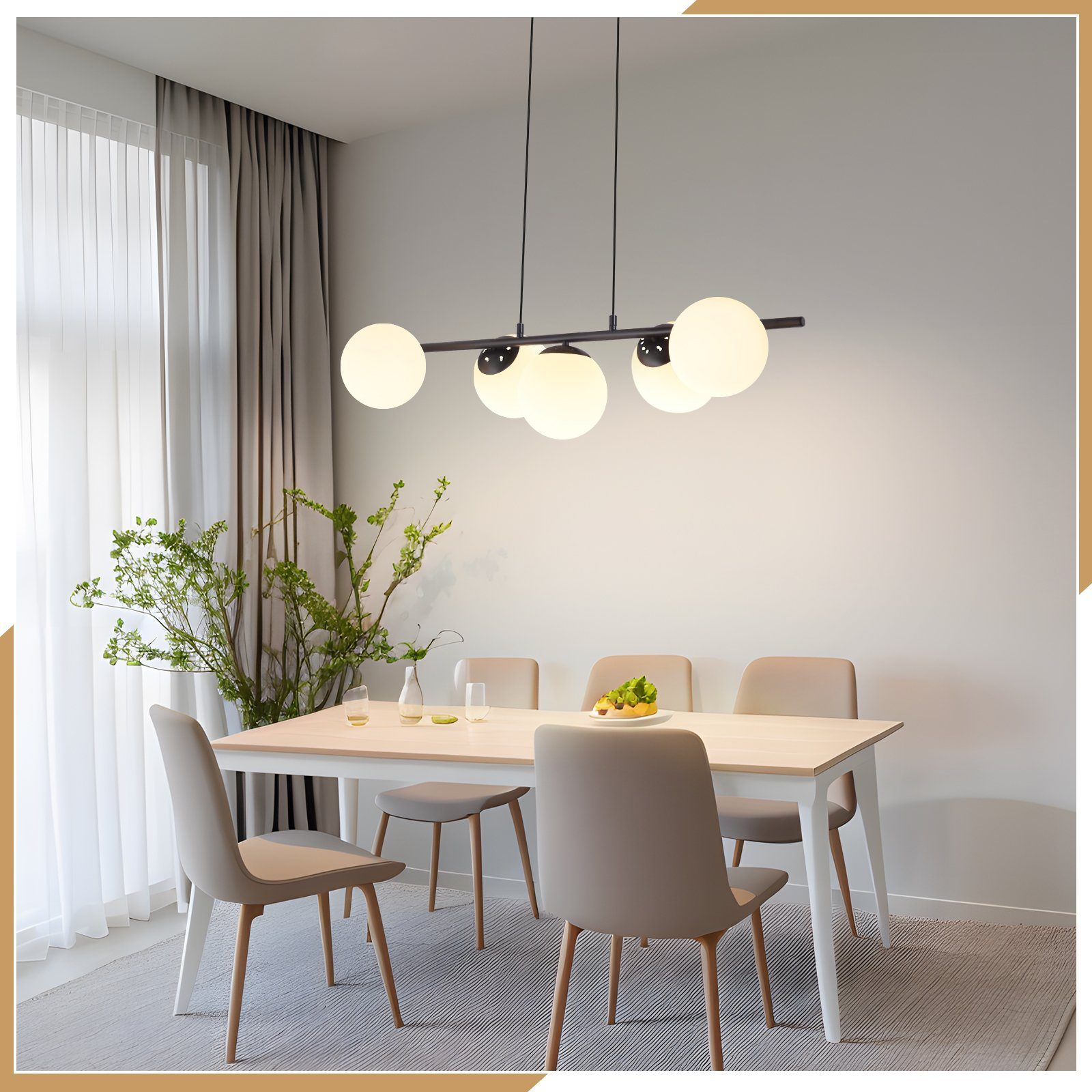 Esszimmer mit langem Tisch, Stühlen und modernem Kronleuchter mit Kugellampen.