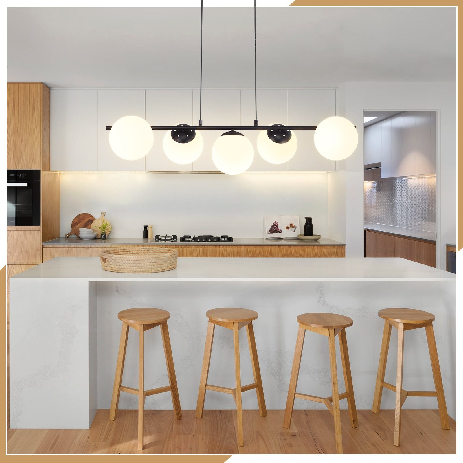 Cucina moderna con mobili bianchi, bancone in legno e sgabelli.