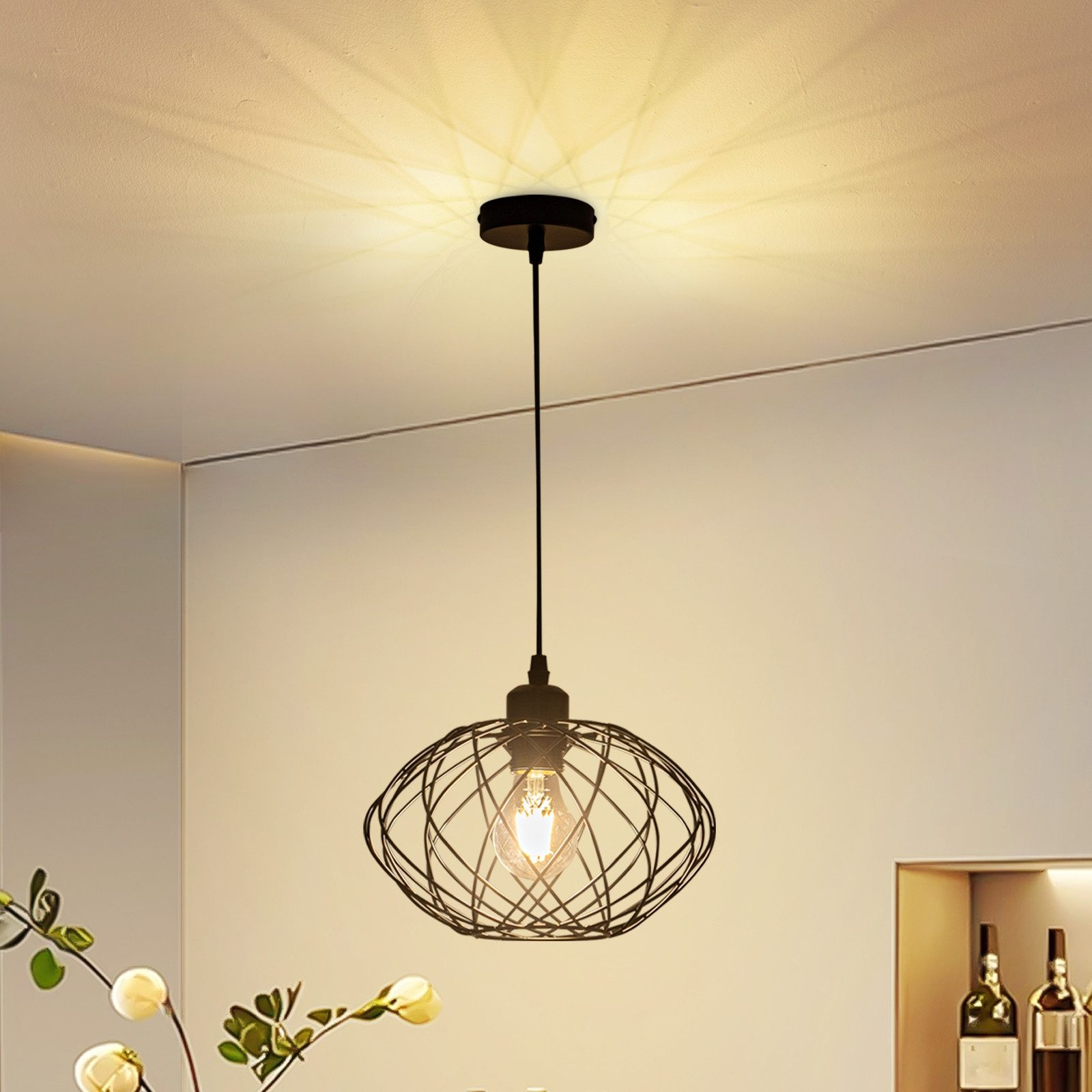 Czarna lampa wisząca z drucianym kloszem i żarówką Edisona. Światło pada na sufit. Scena ma neutralne tło.