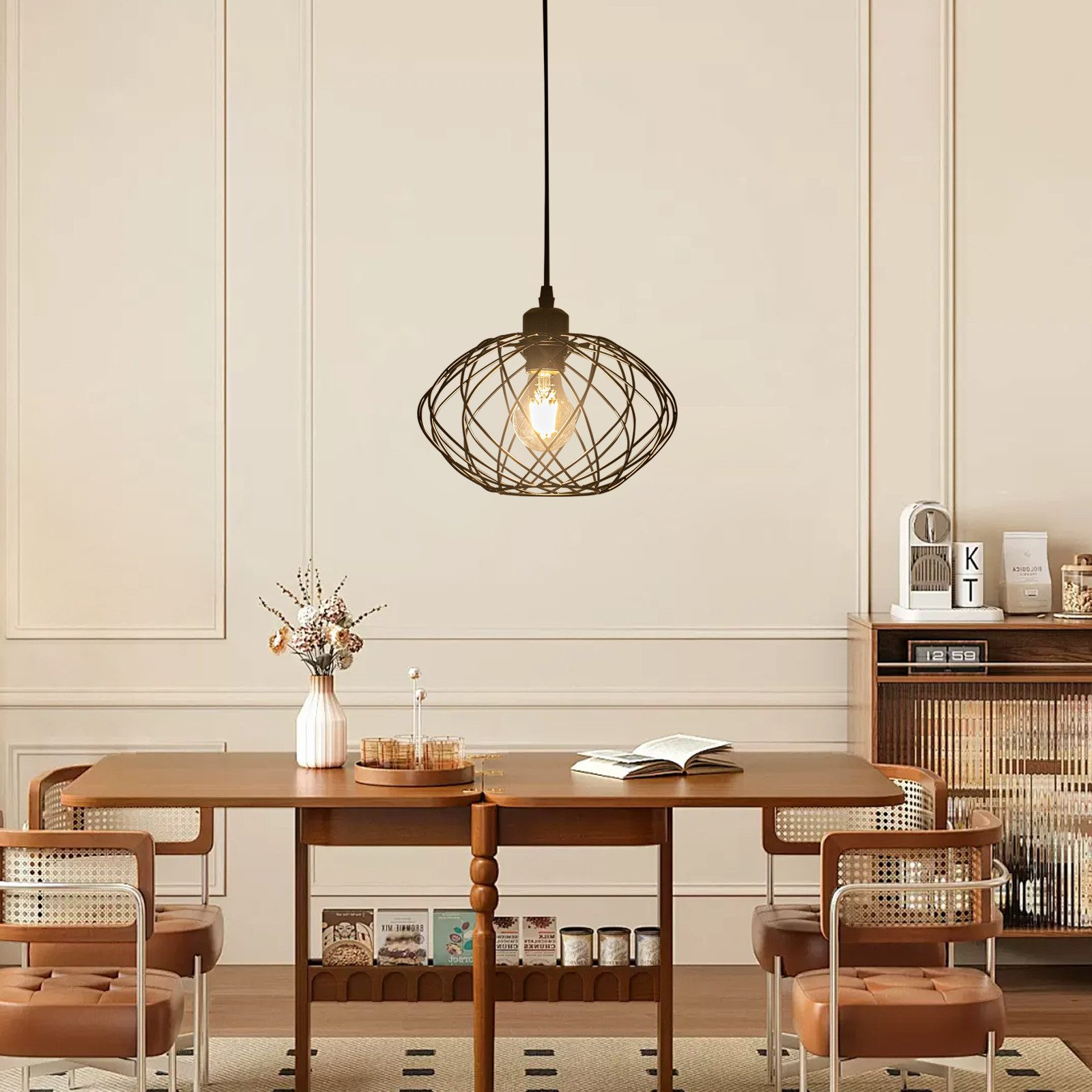 Czarna metalowa lampa wisząca z drucianą konstrukcją. Wisi w jadalni.