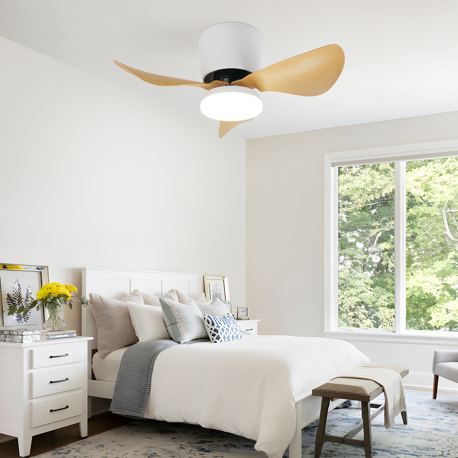 Scena sypialni z wentylatorem sufitowym, łóżkiem, oknem i stolikiem nocnym. Drewniane łopatki.