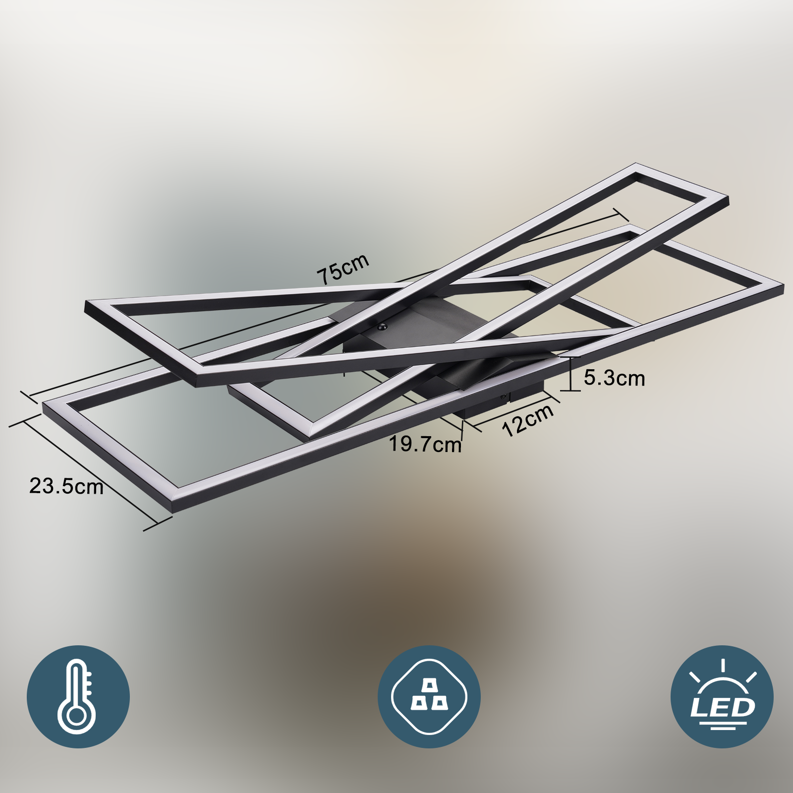 Luz de techo moderna con dimensiones. Tiene una forma cuadrada negra con detalles plateados.