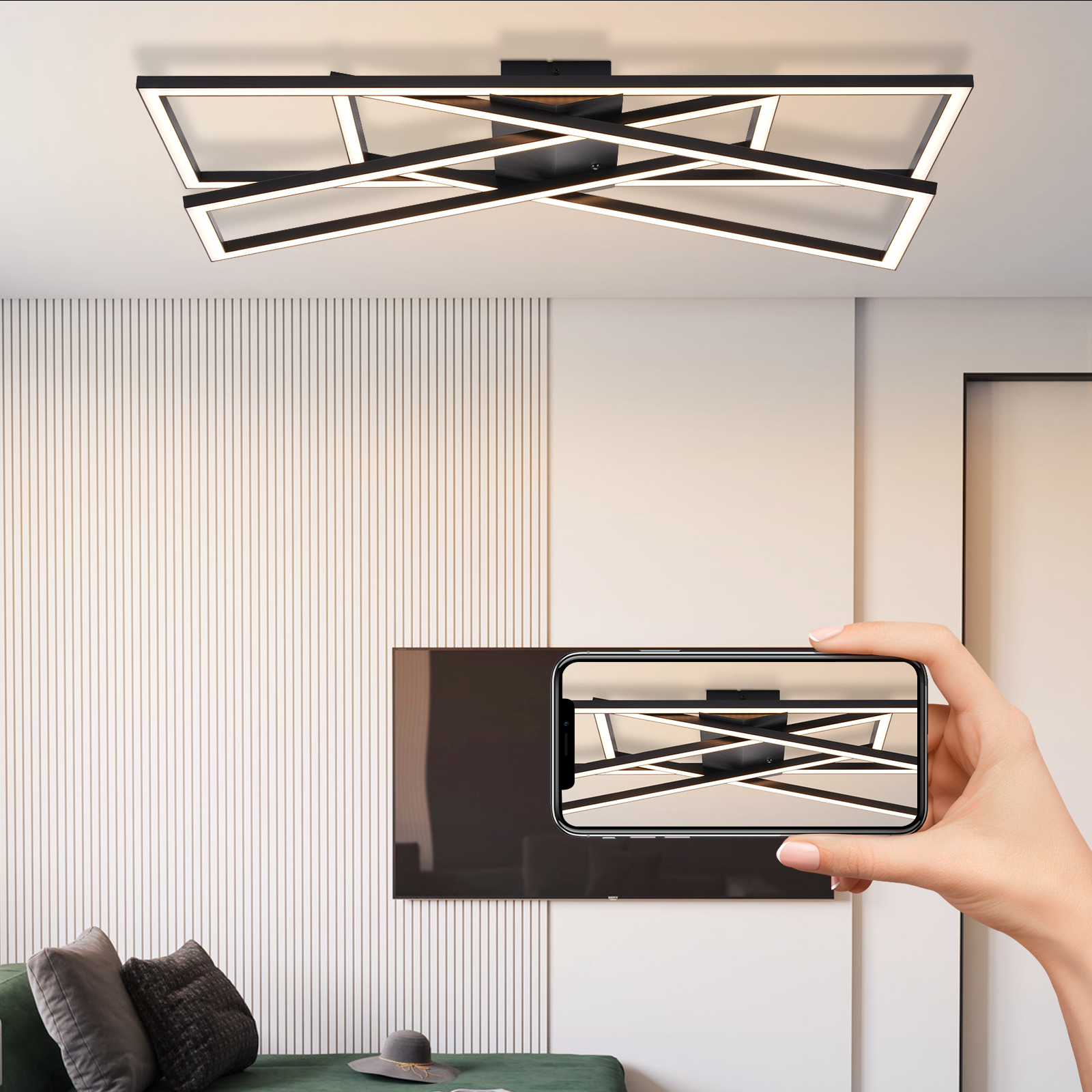 Luz de techo con un teléfono mostrando la misma luz, mano sosteniendo el teléfono.