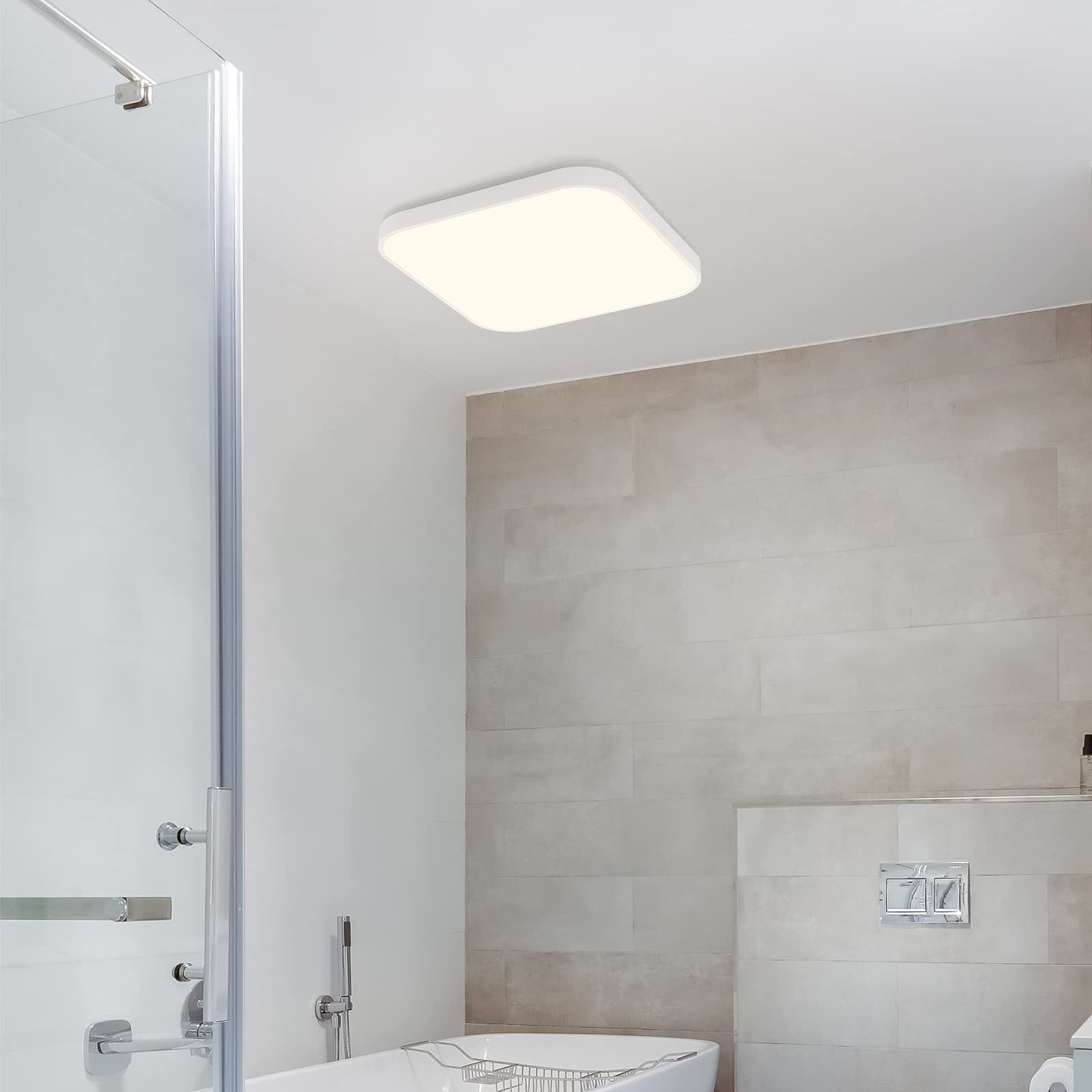 Badezimmer mit quadratischer Deckenleuchte, Badewanne und Glastür.