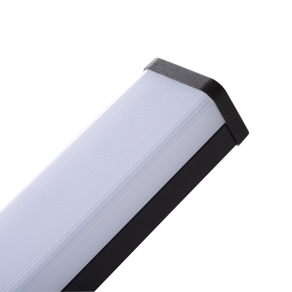 Primer plano de una barra de luz LED negra con una superficie de luz blanca y estriada, en ángulo hacia el espectador.