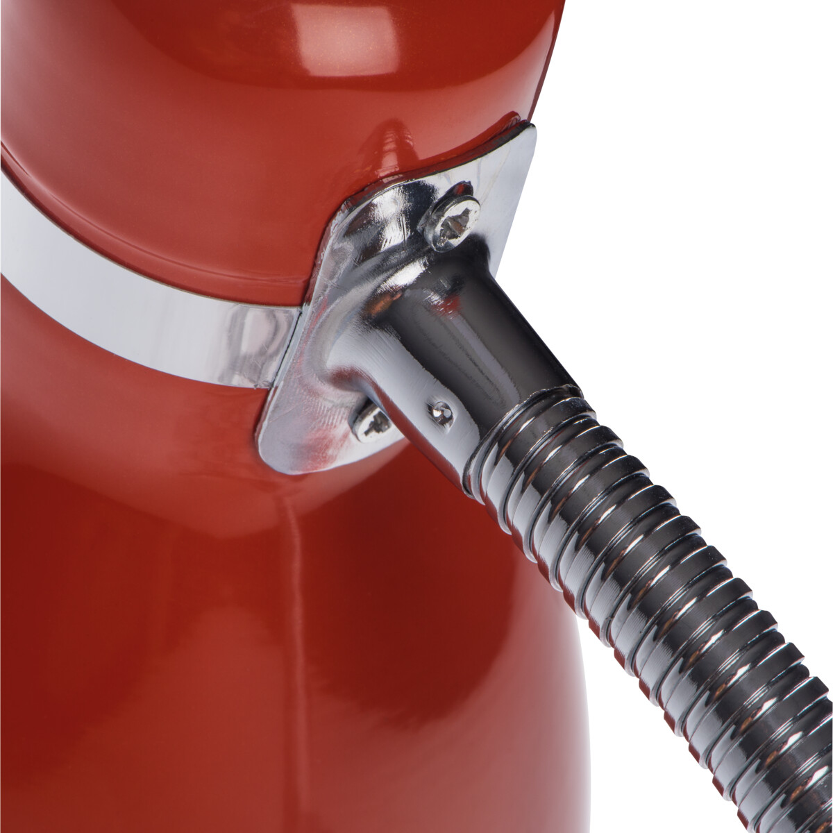 Primer plano de una lámpara de escritorio roja con cuello flexible plateado.