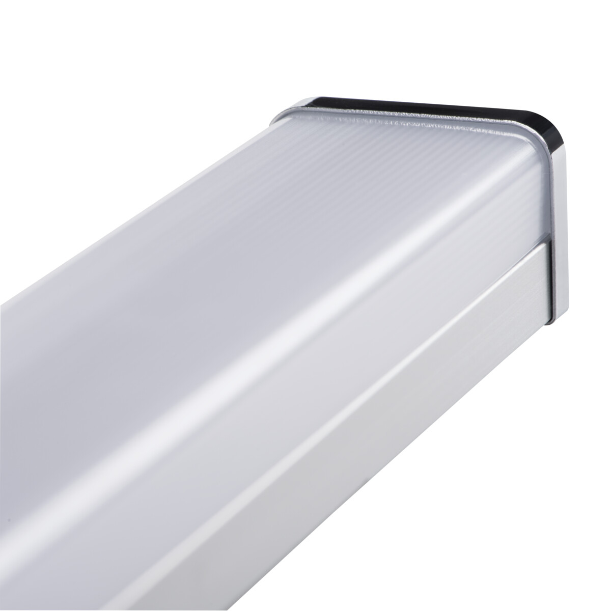 Una luminaria plateada con cubierta transparente, en ángulo y aislada sobre blanco.